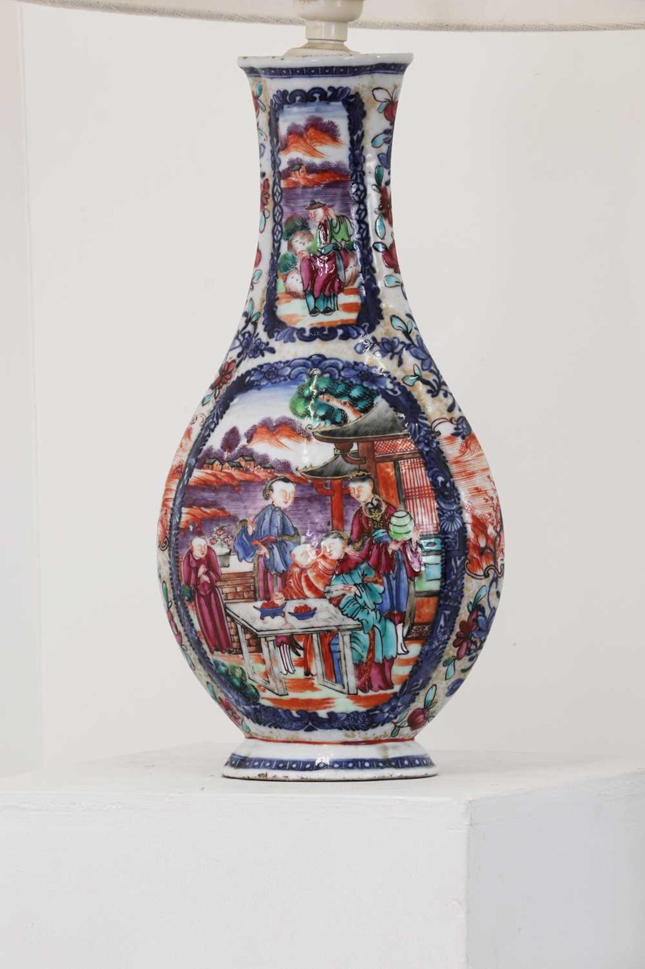A pair of export porcelain vase table lamps, - Bild 3 aus 18