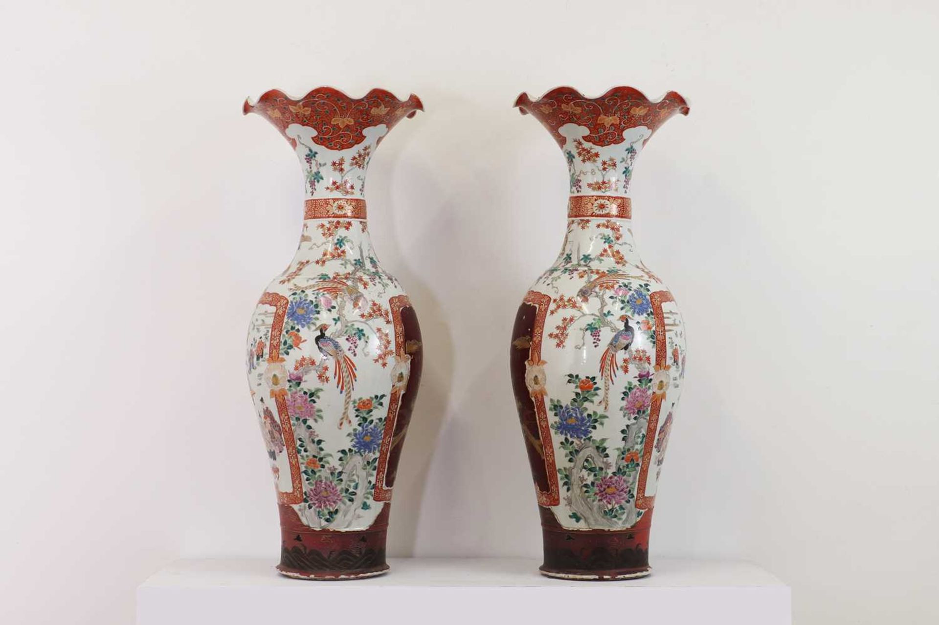 A pair of large Kutani vases, - Bild 2 aus 39