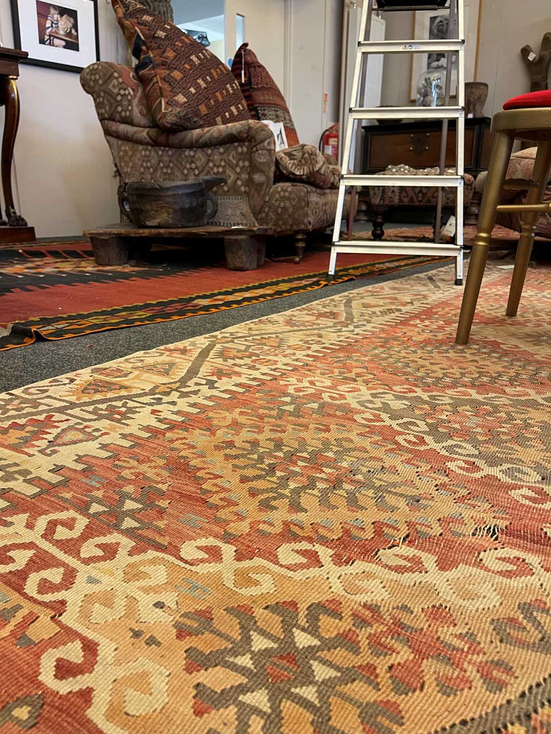 A Kilim flatweave wool carpet, - Image 18 of 20
