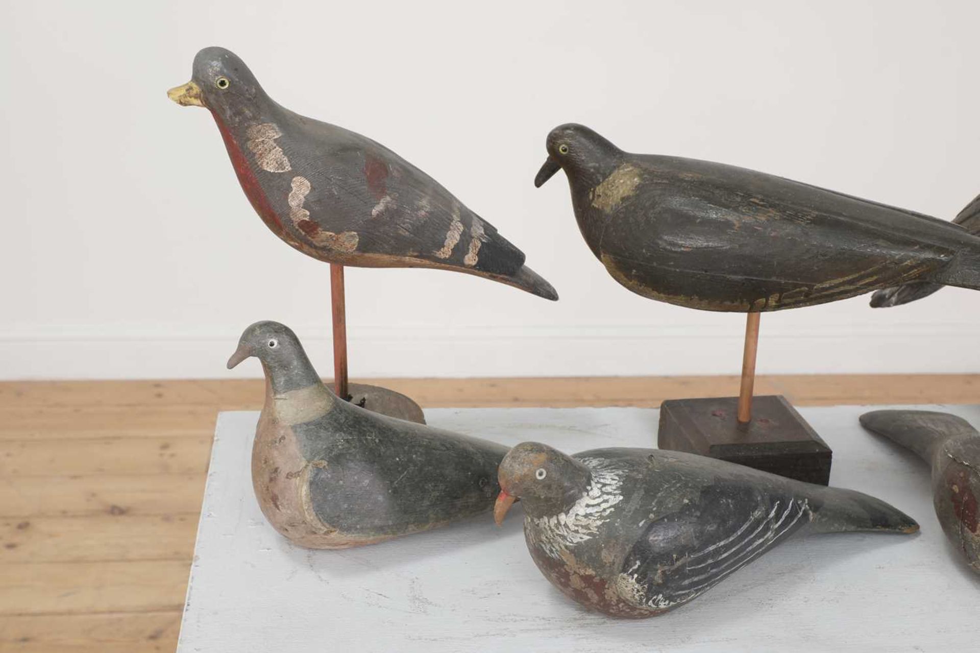 A flock of carved wooden and painted decoy pigeons, - Bild 3 aus 4