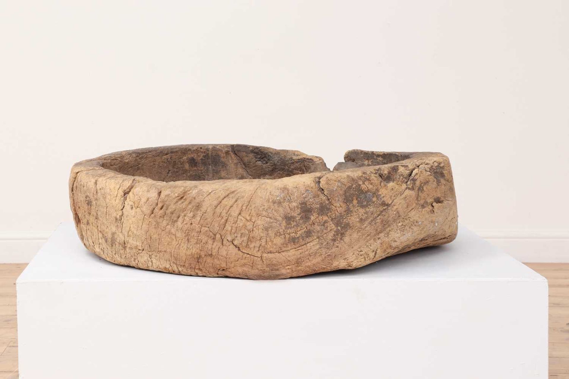 A tribal grain or mash bowl, - Bild 3 aus 5