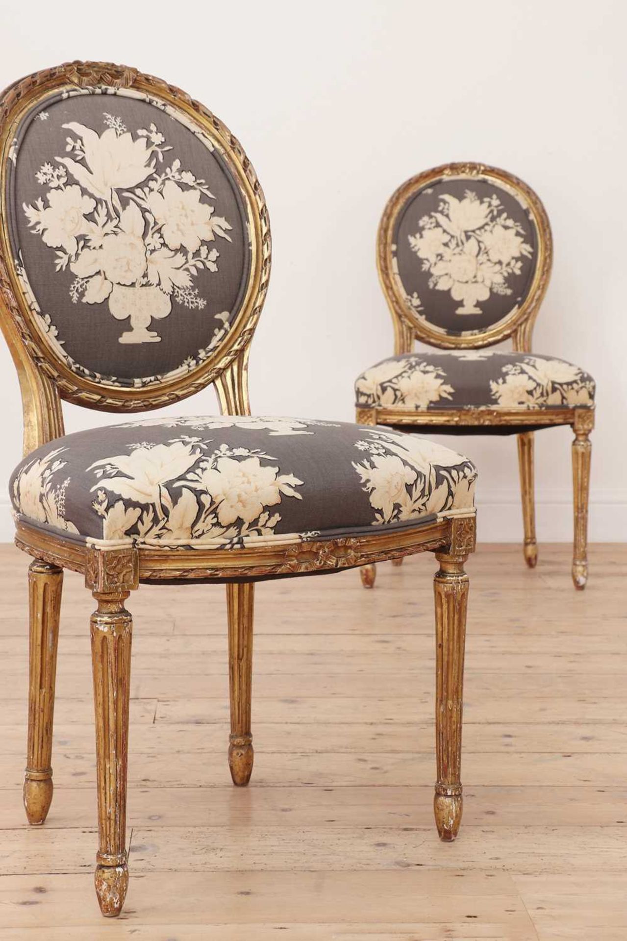 A pair of Louis XVI-style giltwood fauteuils, - Bild 3 aus 4