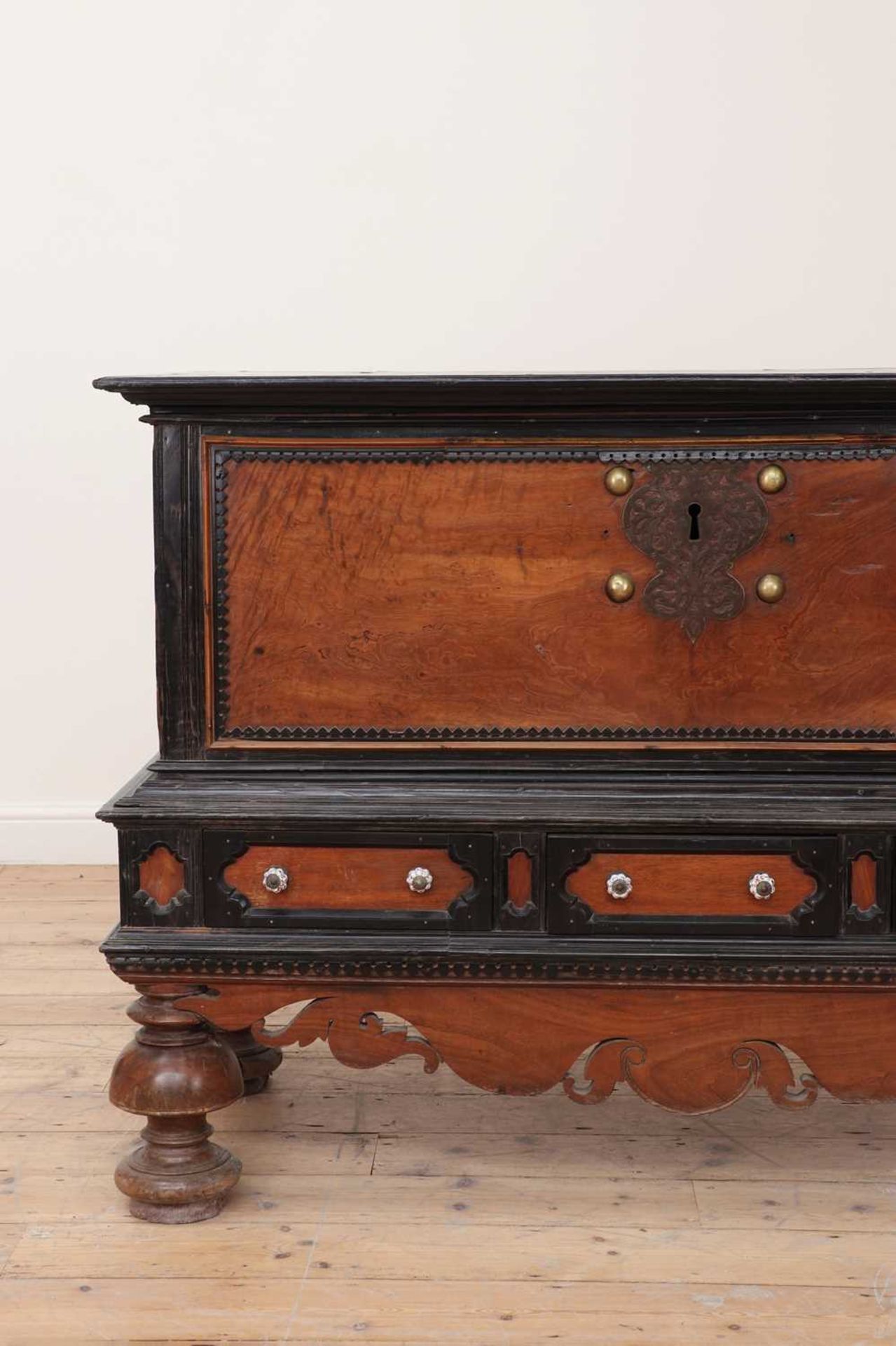 A solid satinwood and ebony chest on stand, - Bild 6 aus 8