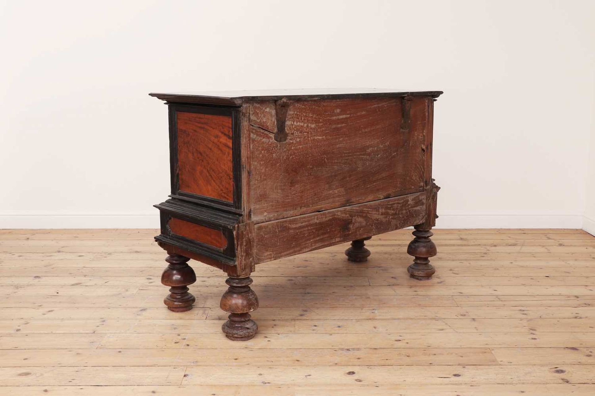 A solid satinwood and ebony chest on stand, - Bild 4 aus 8