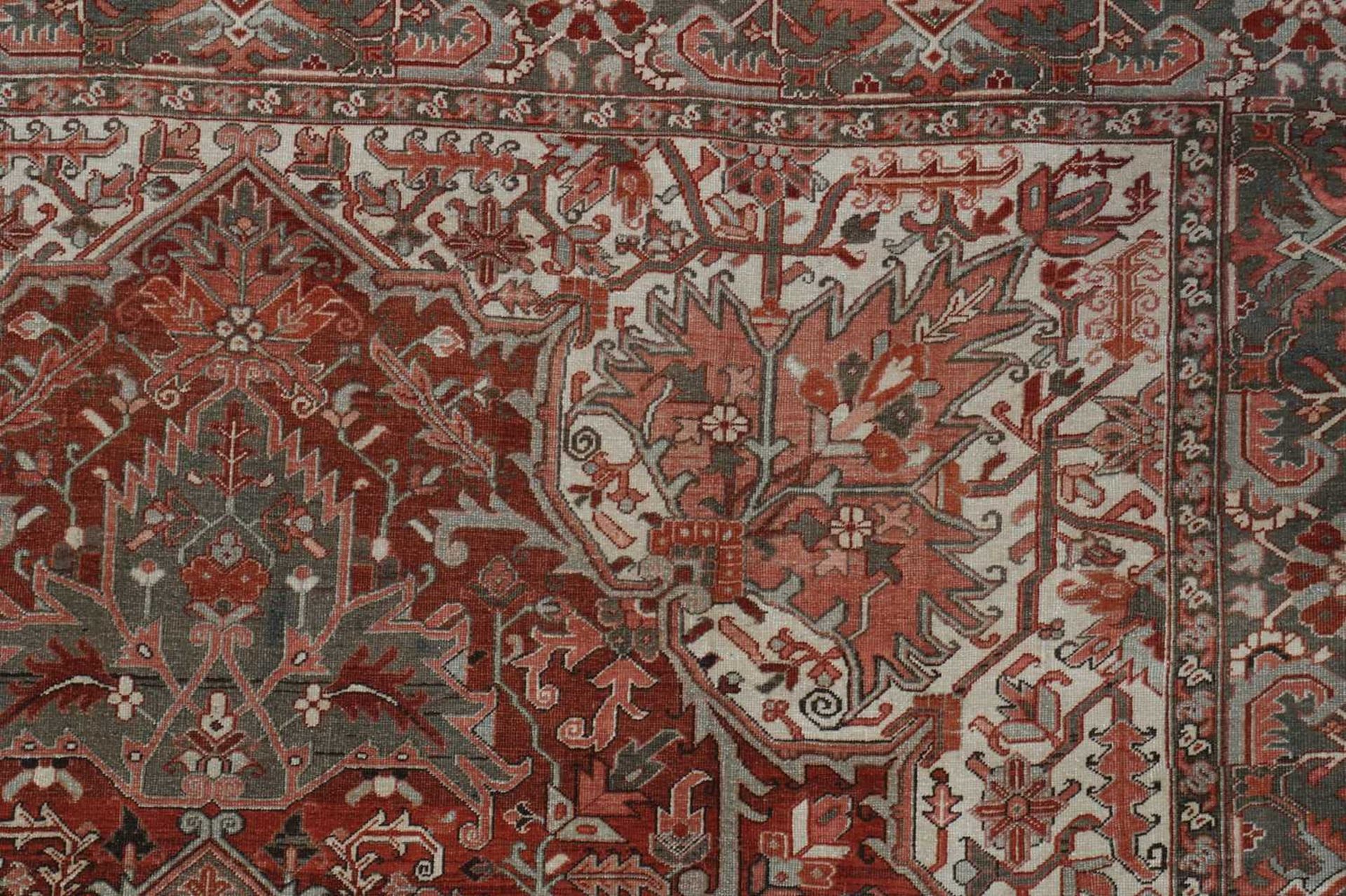 A large Persian Heriz wool carpet, - Bild 3 aus 5