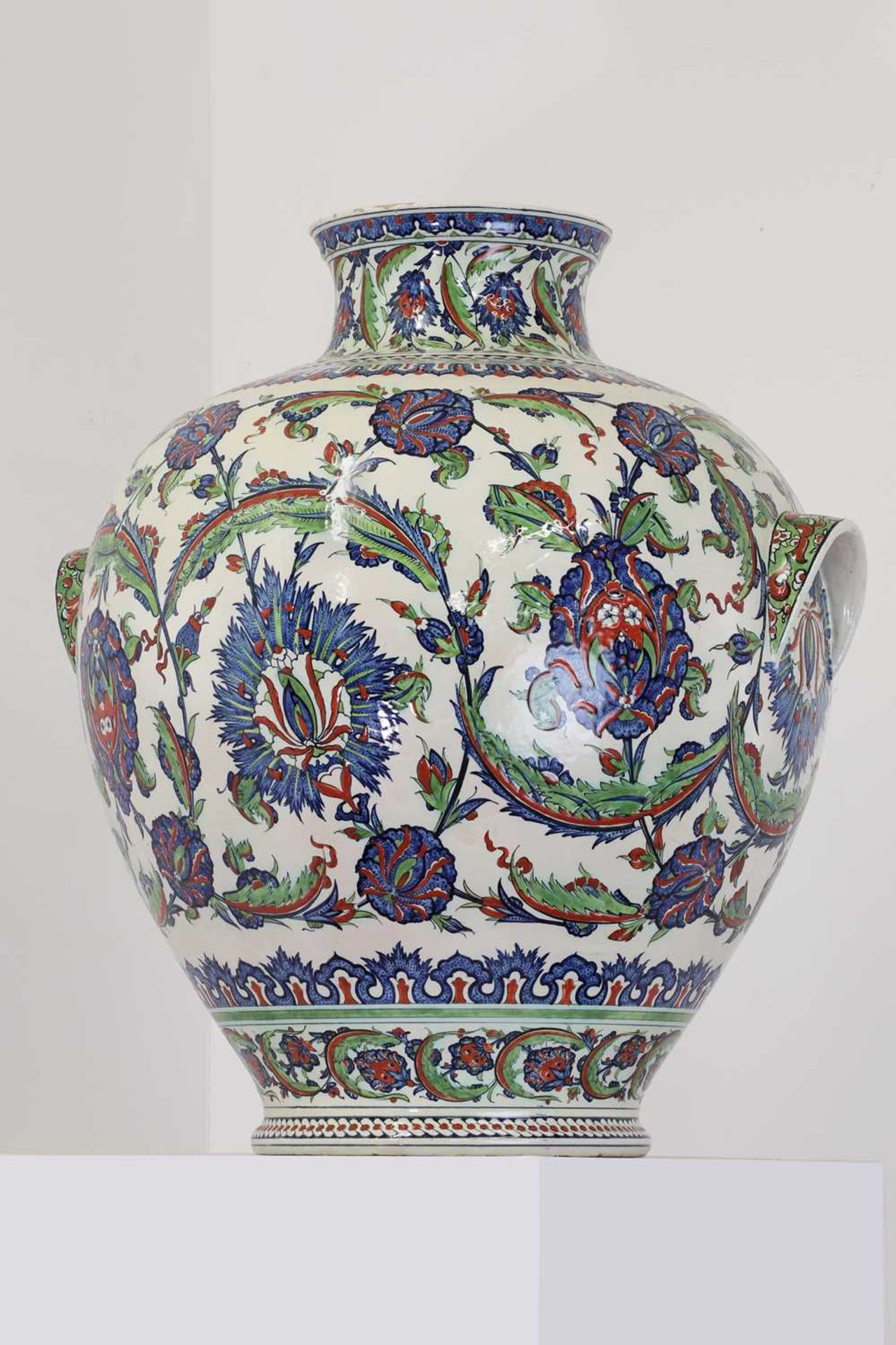 A very large Iznik-style pottery vase by Cantagalli, - Bild 4 aus 30