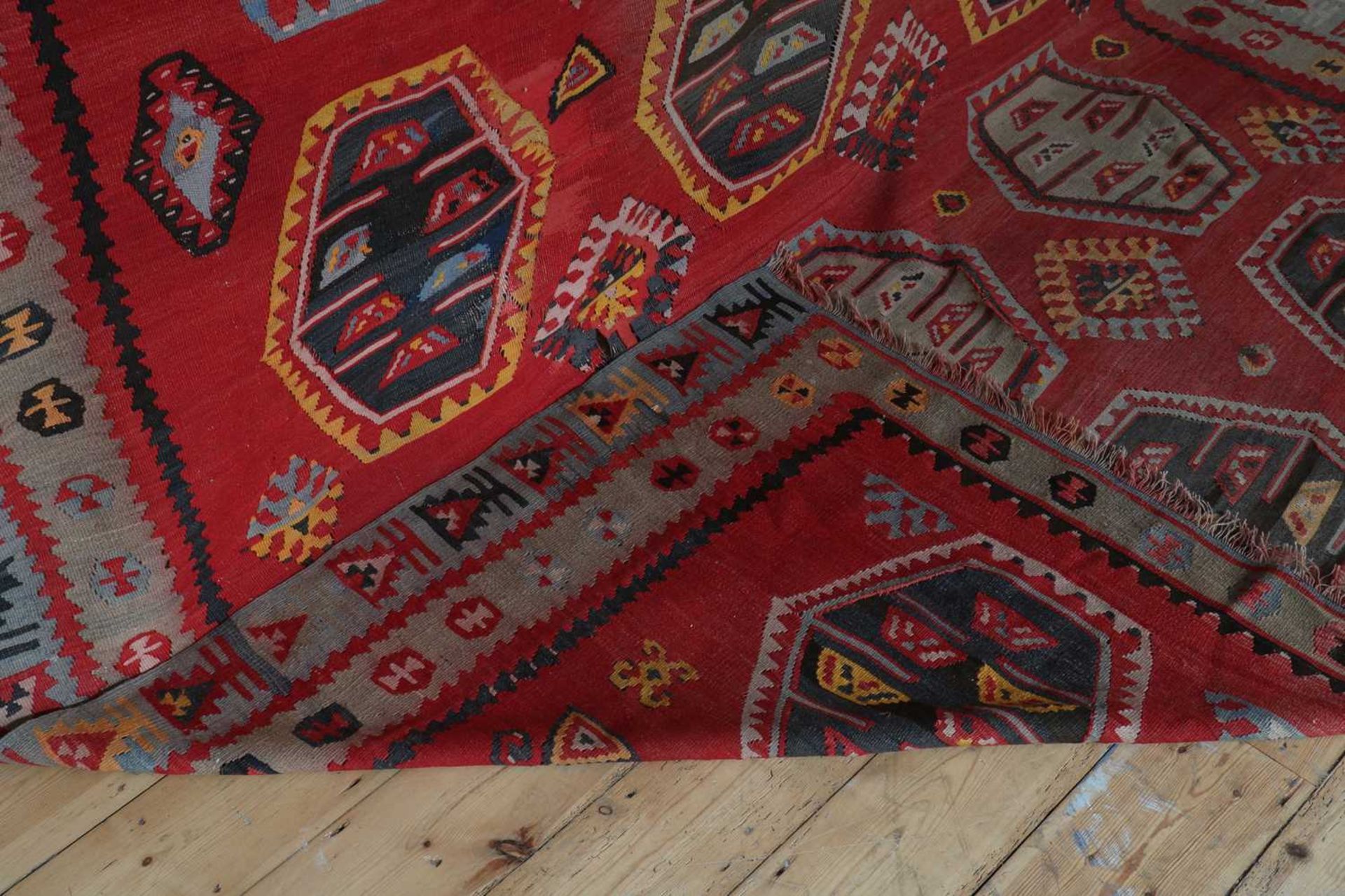 A kilim flatweave wool rug, - Bild 4 aus 5