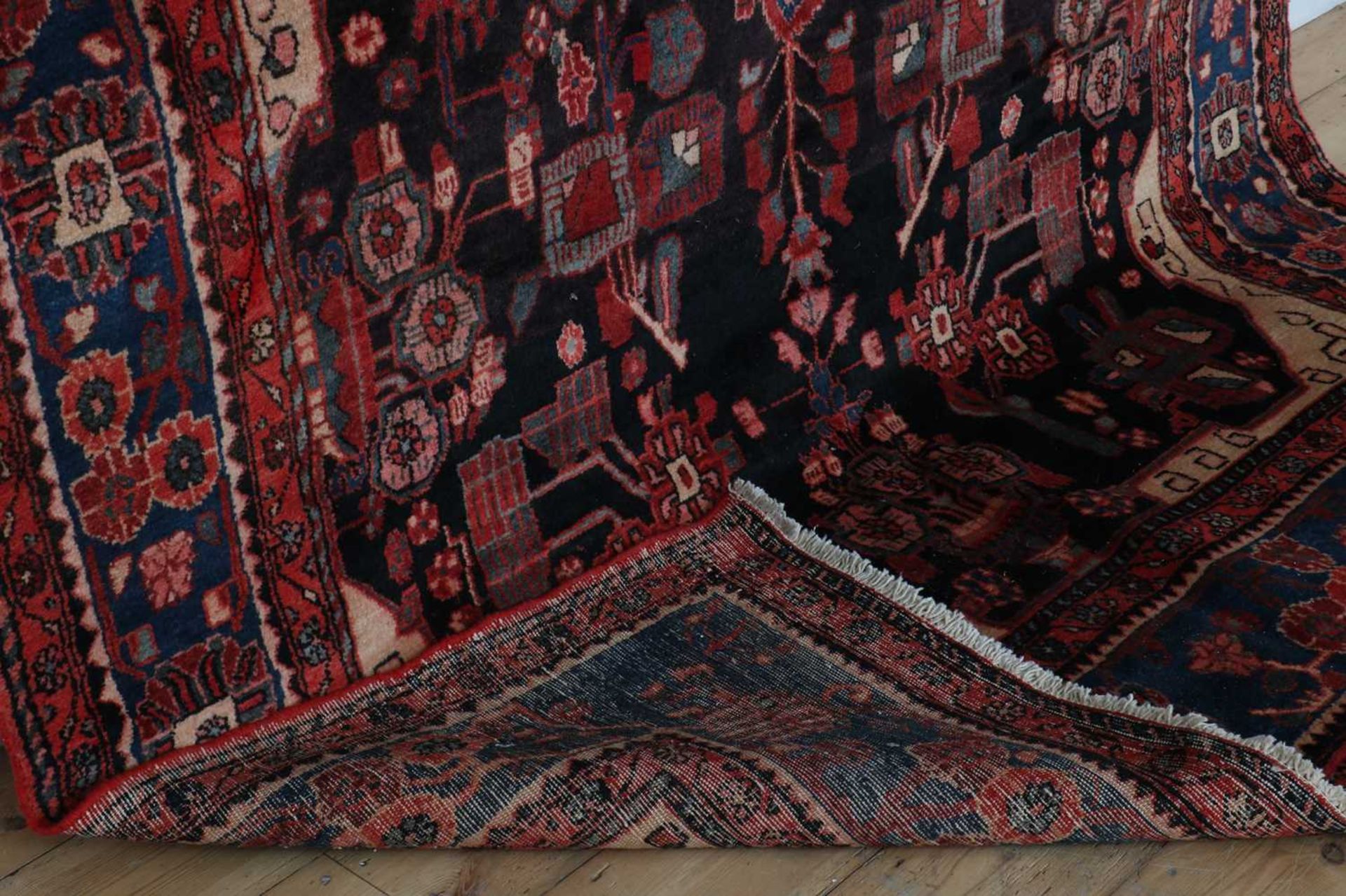 A Persian Heriz wool rug, - Bild 5 aus 5