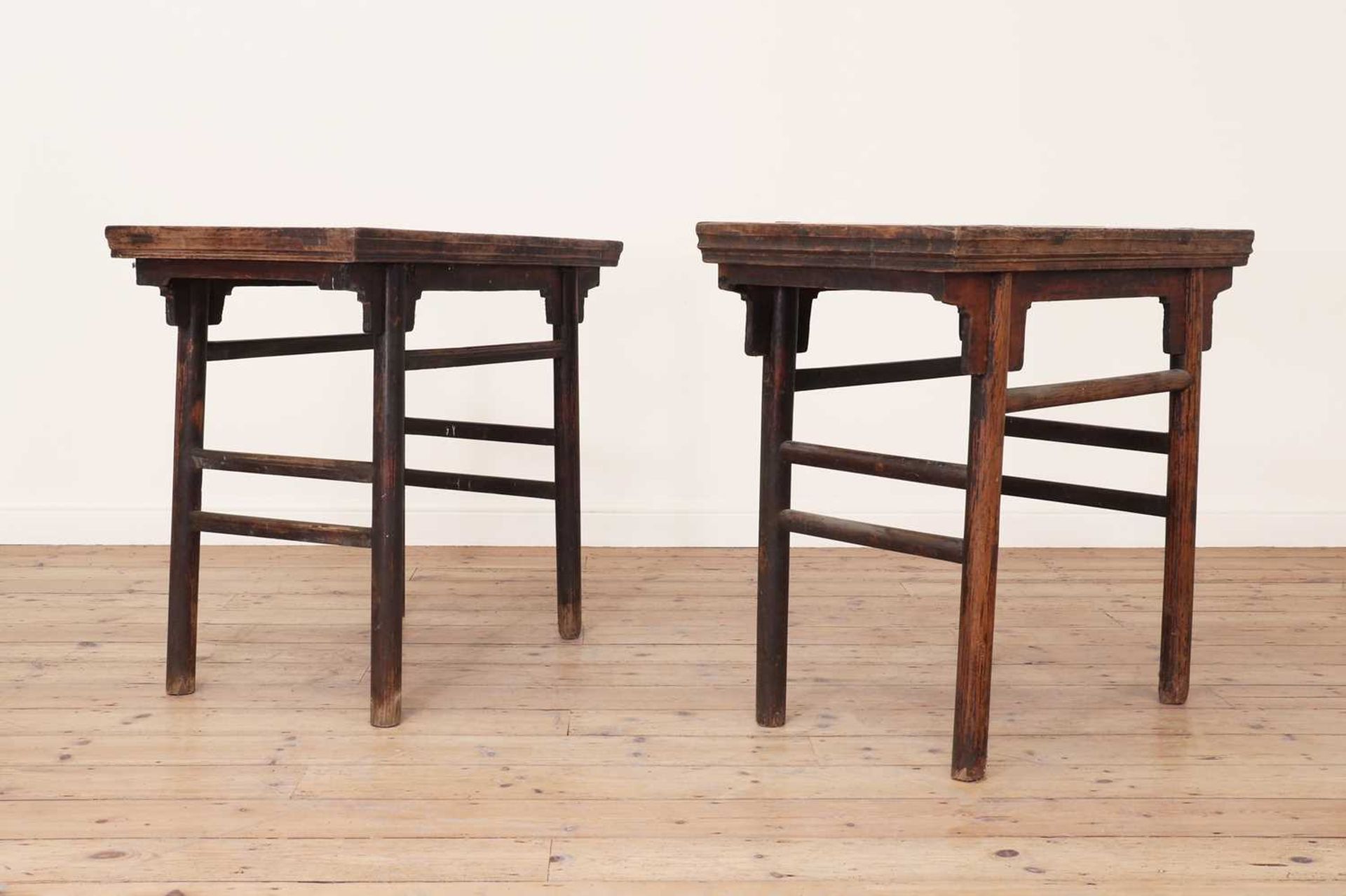 A near pair of elm altar tables, - Bild 2 aus 5