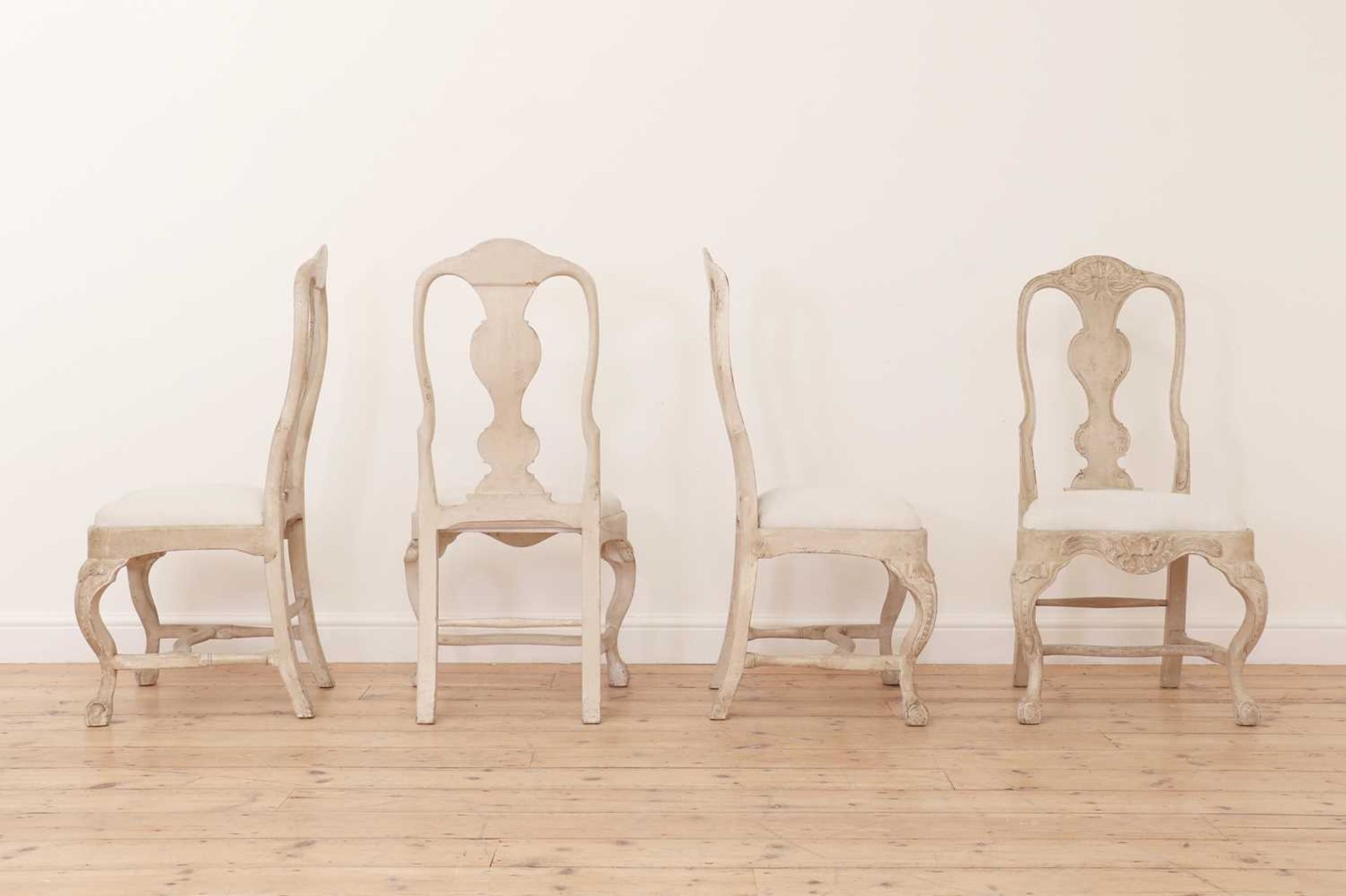 A set of eight George II-style painted oak single dining chairs, - Bild 3 aus 3