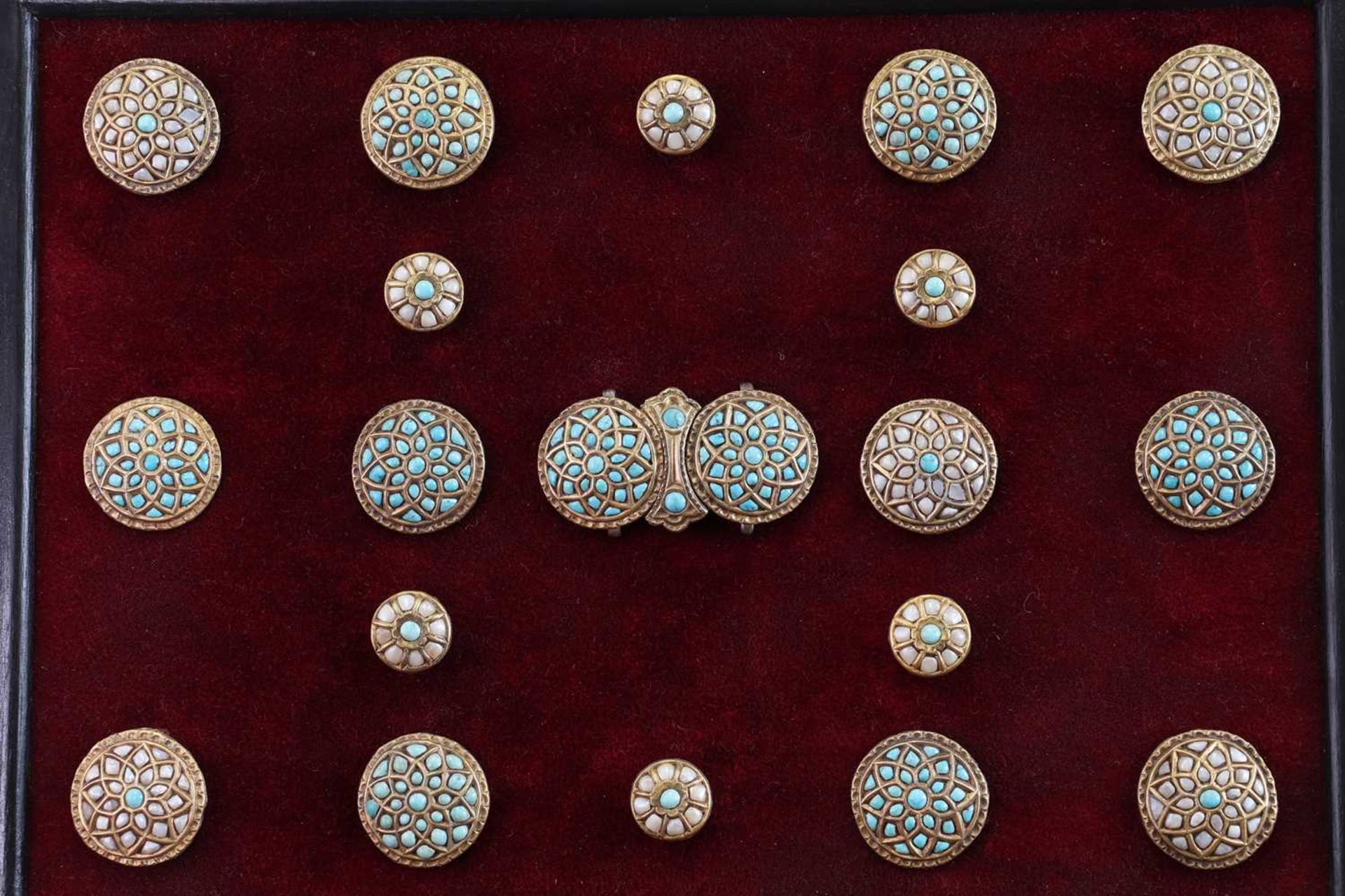 A Mughal silver gilt, turquoise and mother-of-pearl inset buckle and button set, - Bild 2 aus 9