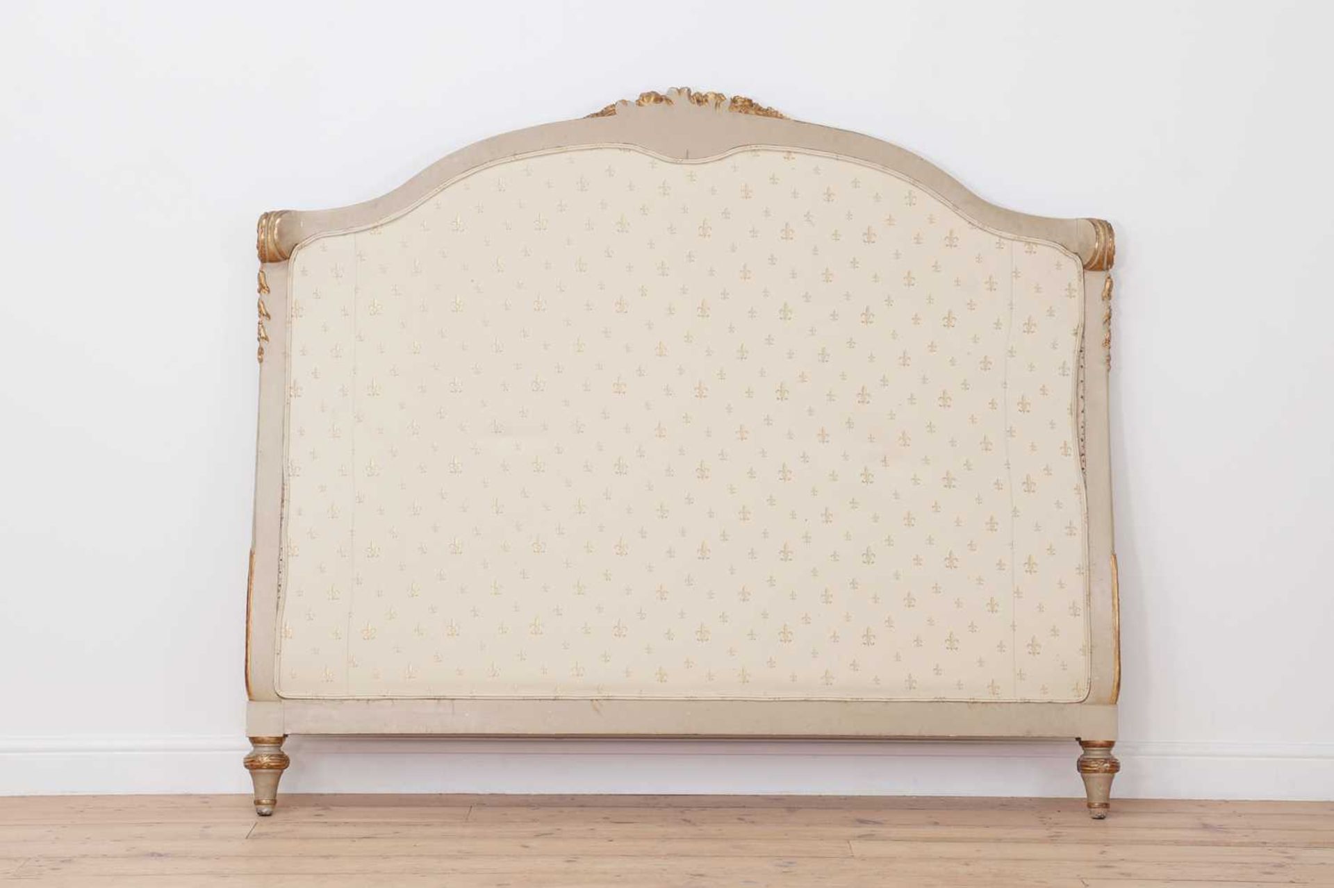 A Louis XVI-style painted and parcel-gilt double bed, - Bild 8 aus 12