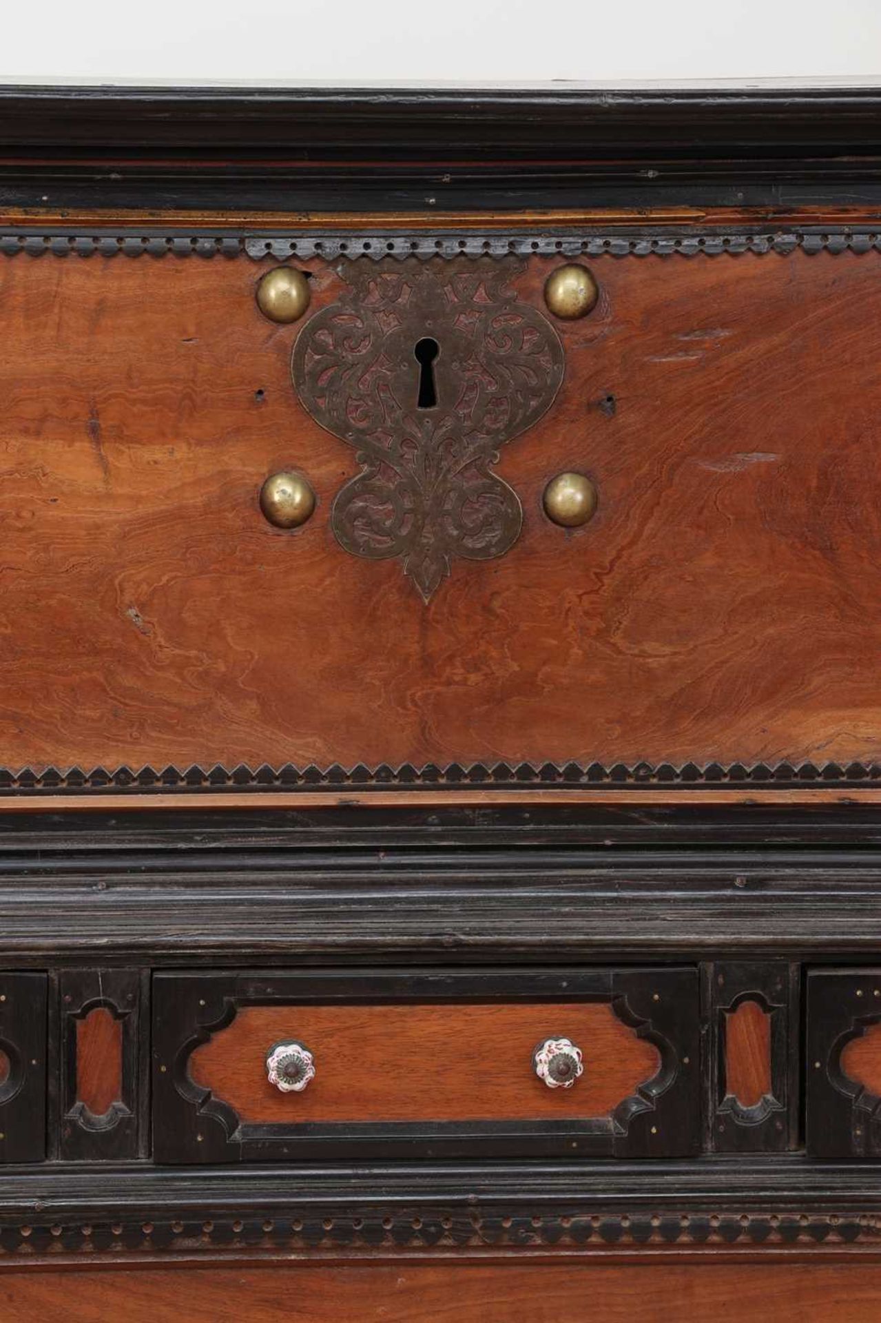 A solid satinwood and ebony chest on stand, - Bild 8 aus 8