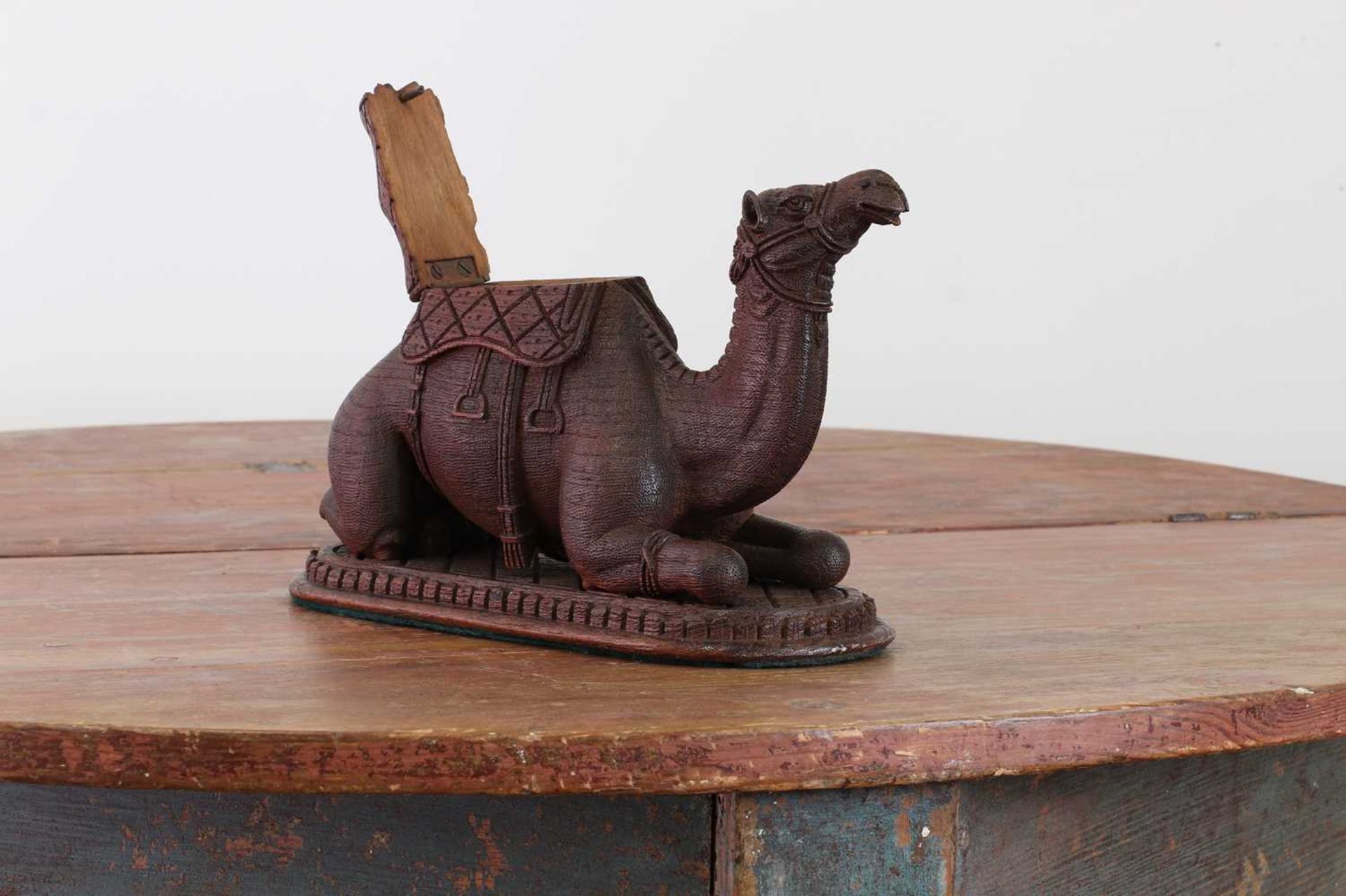 A carved hardwood inkwell in the form of a seated camel, - Bild 5 aus 6