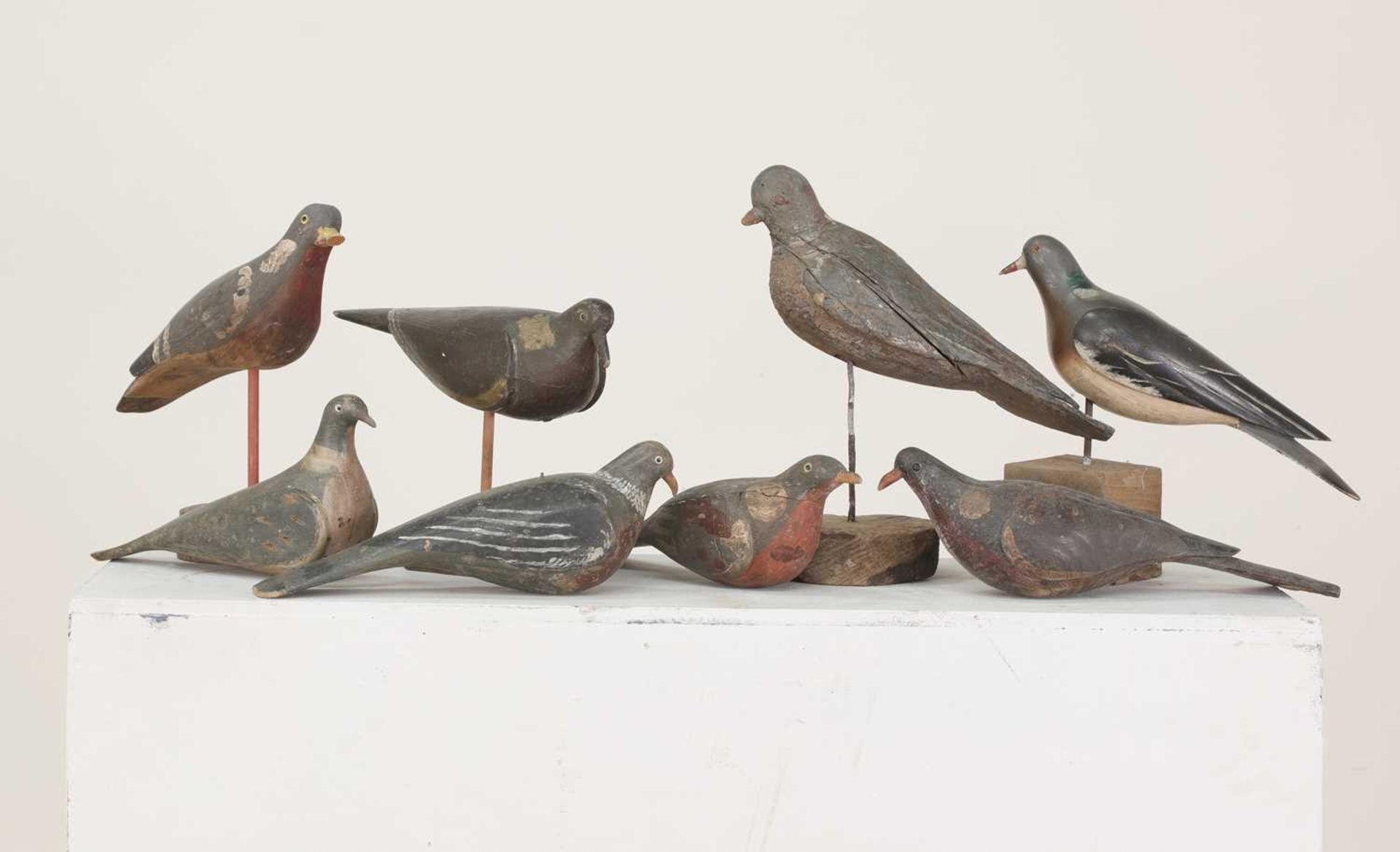 A flock of carved wooden and painted decoy pigeons, - Bild 2 aus 4