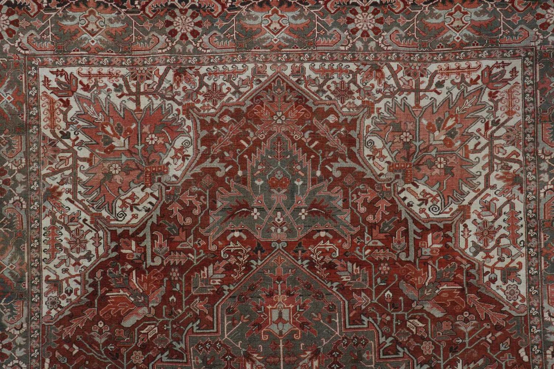 A large Persian Heriz wool carpet, - Bild 4 aus 5
