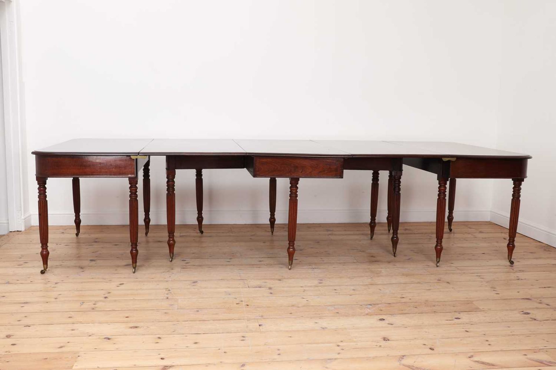 A Regency mahogany dining table, - Bild 4 aus 5