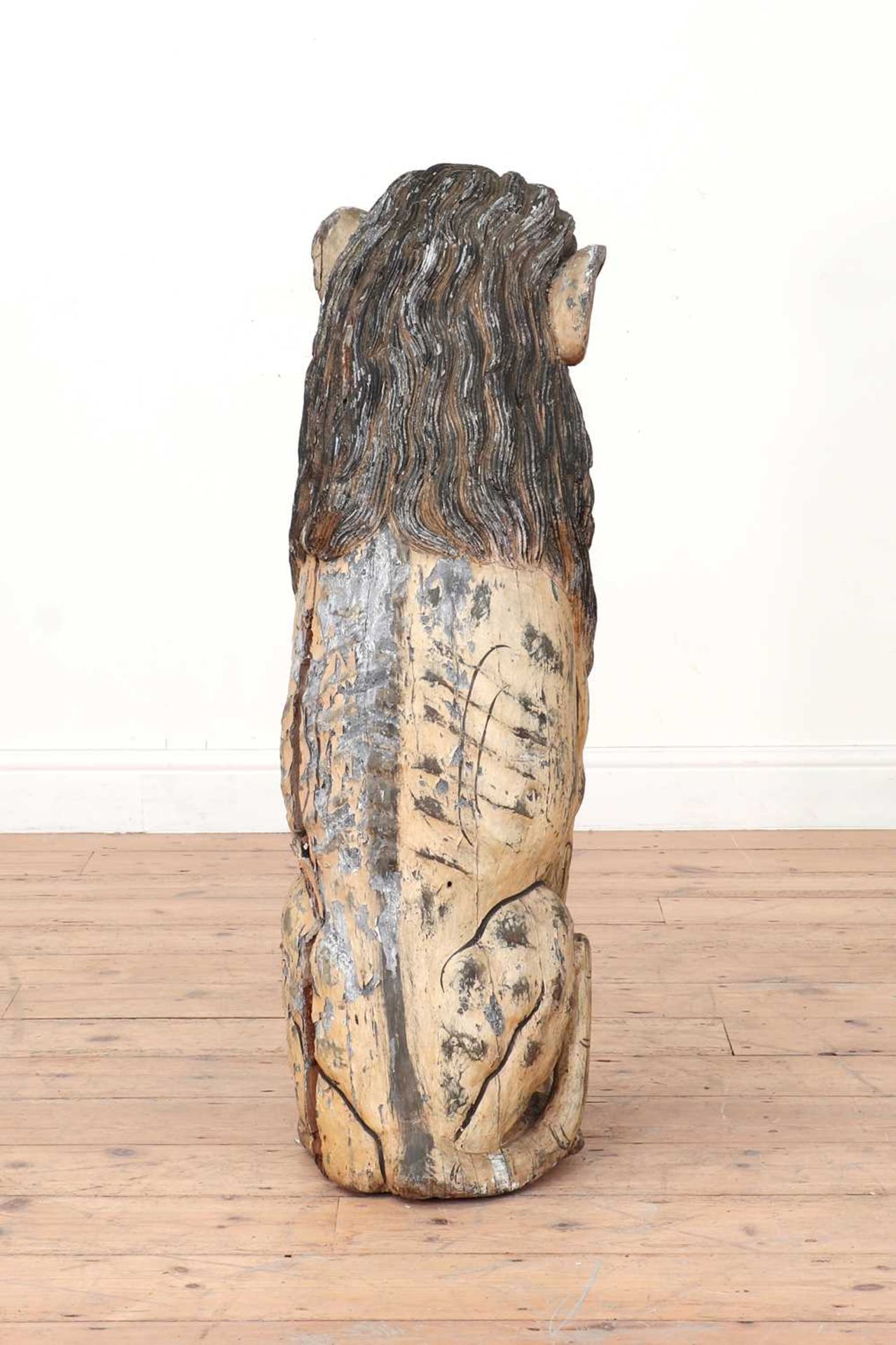 A large carved and painted wooden lion, - Bild 4 aus 4