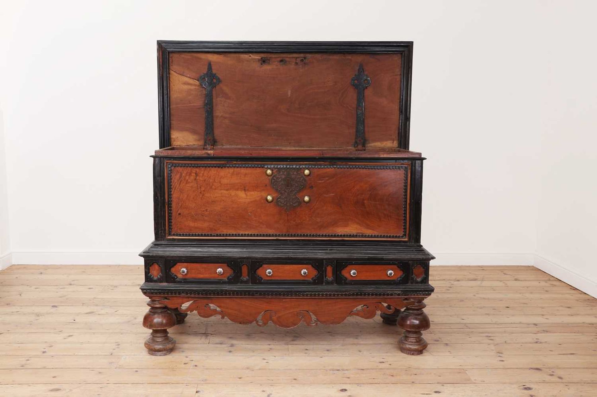 A solid satinwood and ebony chest on stand, - Bild 3 aus 8