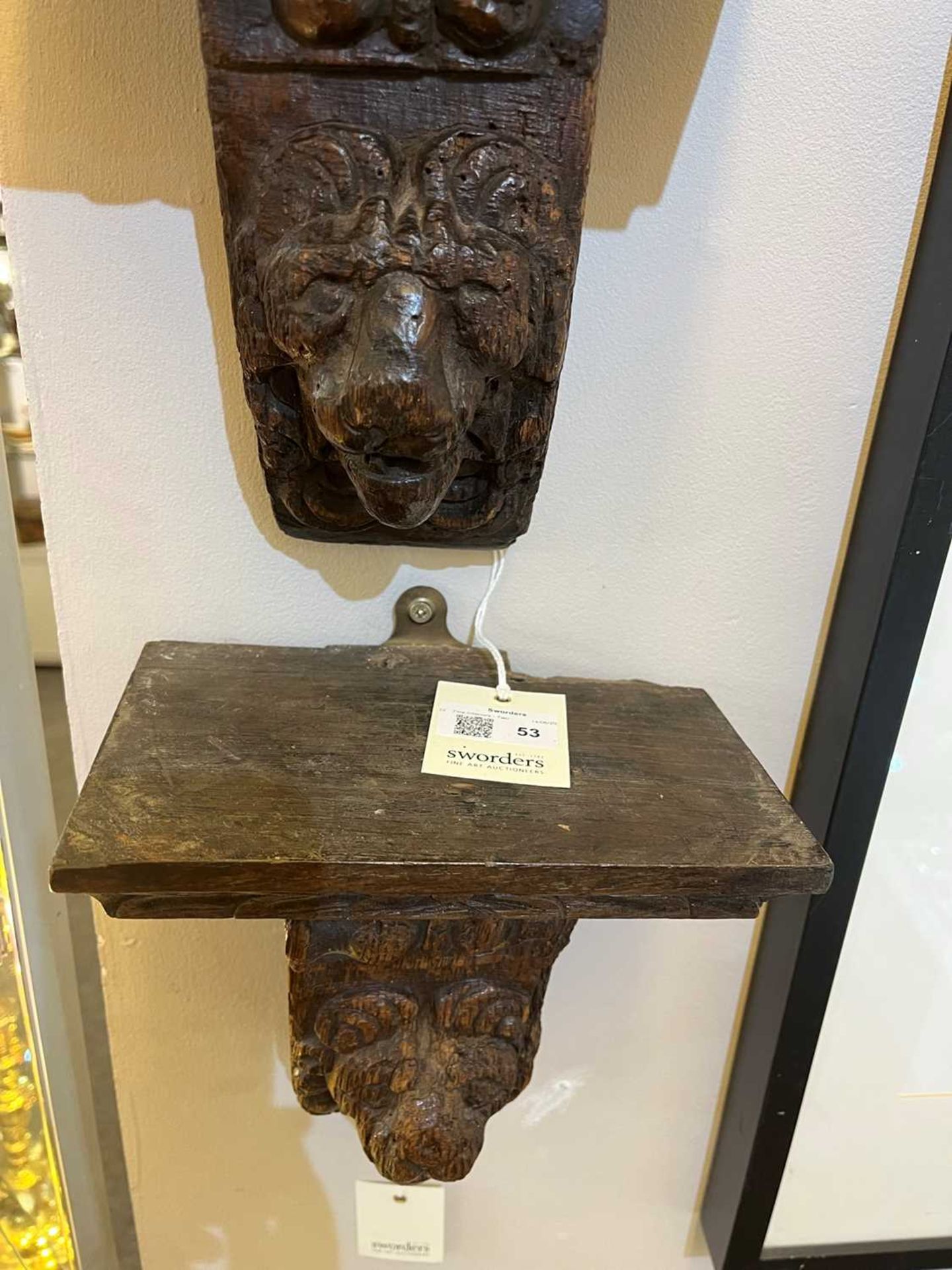 A pair of early lion mask carved oak corbels, - Bild 3 aus 6