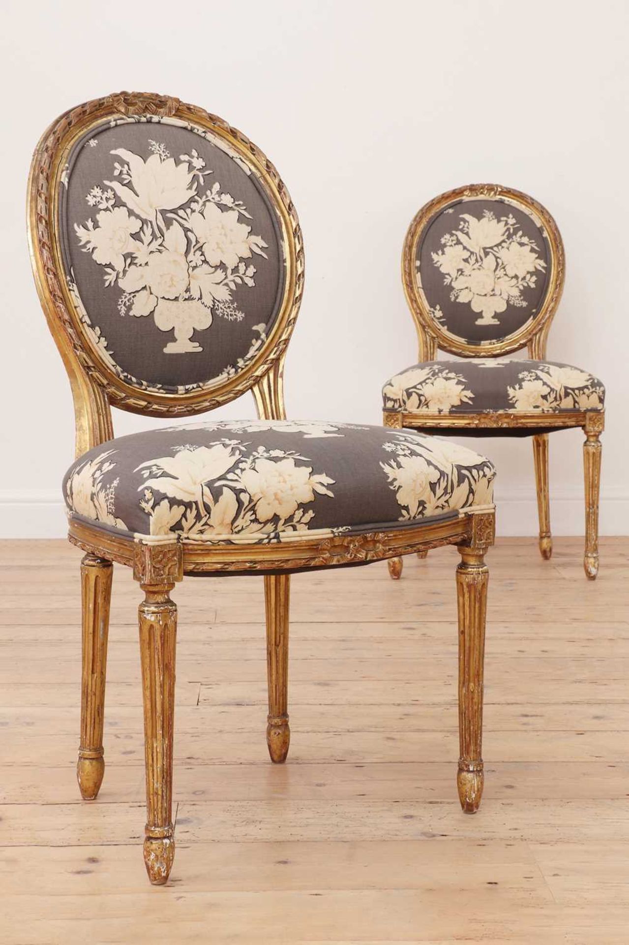 A pair of Louis XVI-style giltwood fauteuils, - Bild 4 aus 4