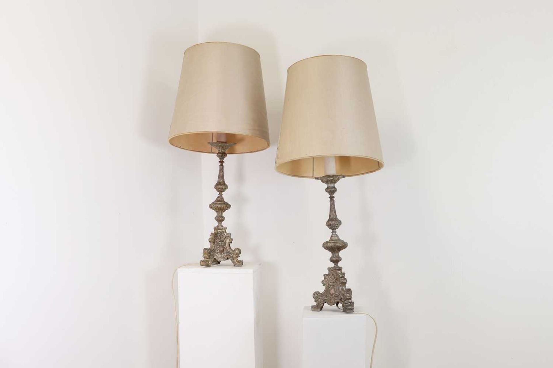 A pair of silver-plated brass altar candlestick lamps, - Bild 3 aus 4