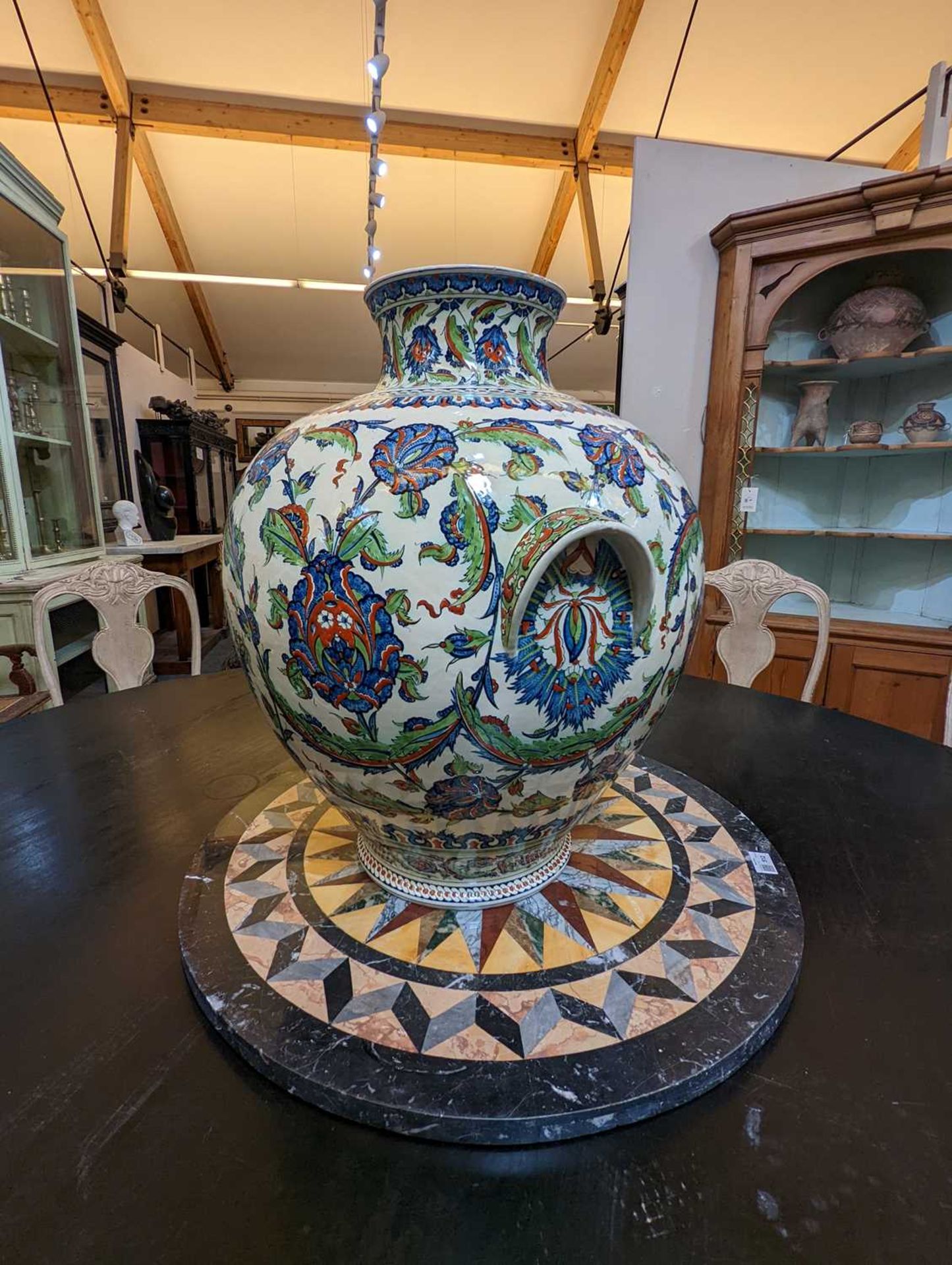 A very large Iznik-style pottery vase by Cantagalli, - Bild 22 aus 30