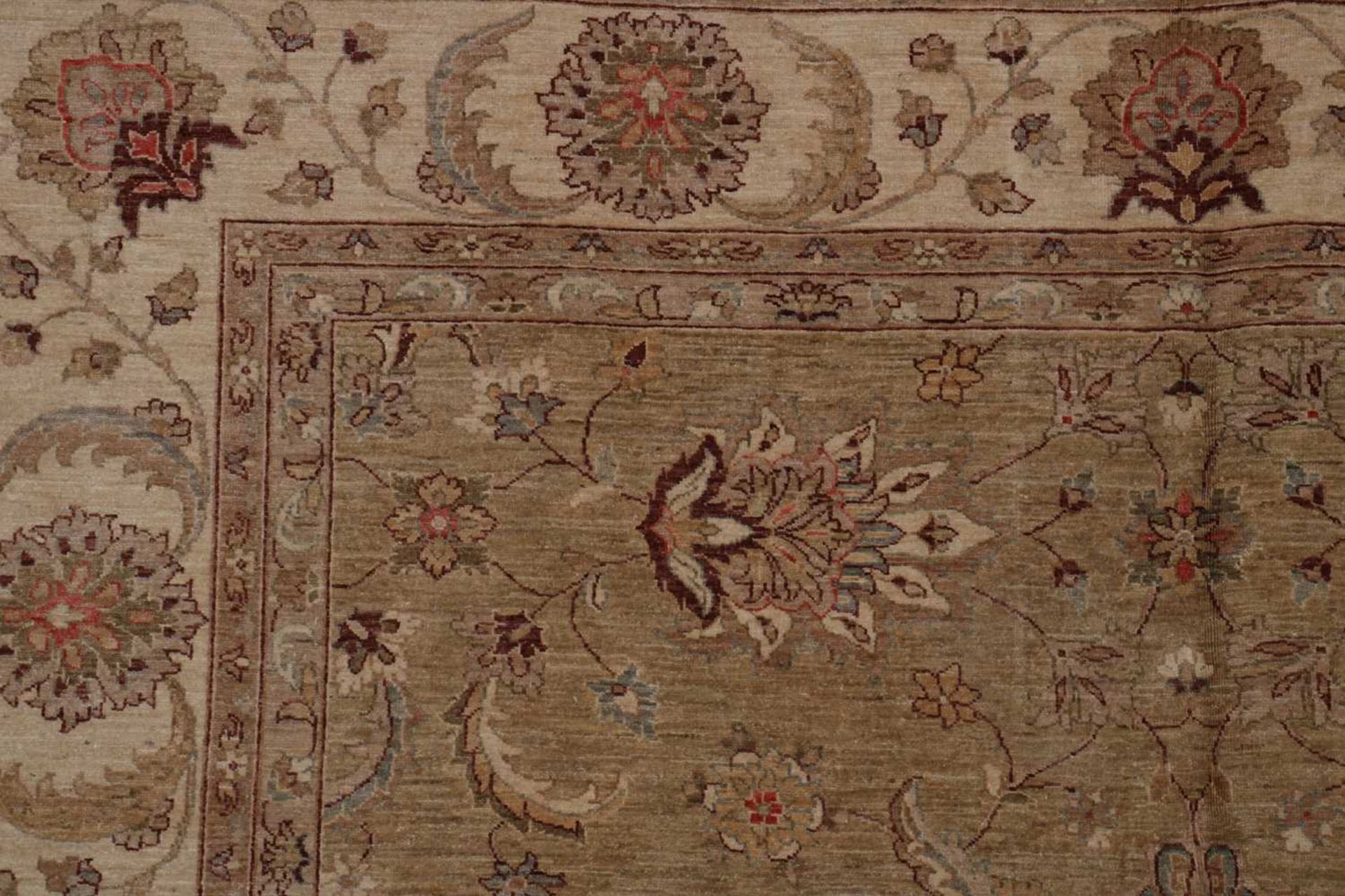 A wool carpet of Agra design, - Bild 3 aus 5