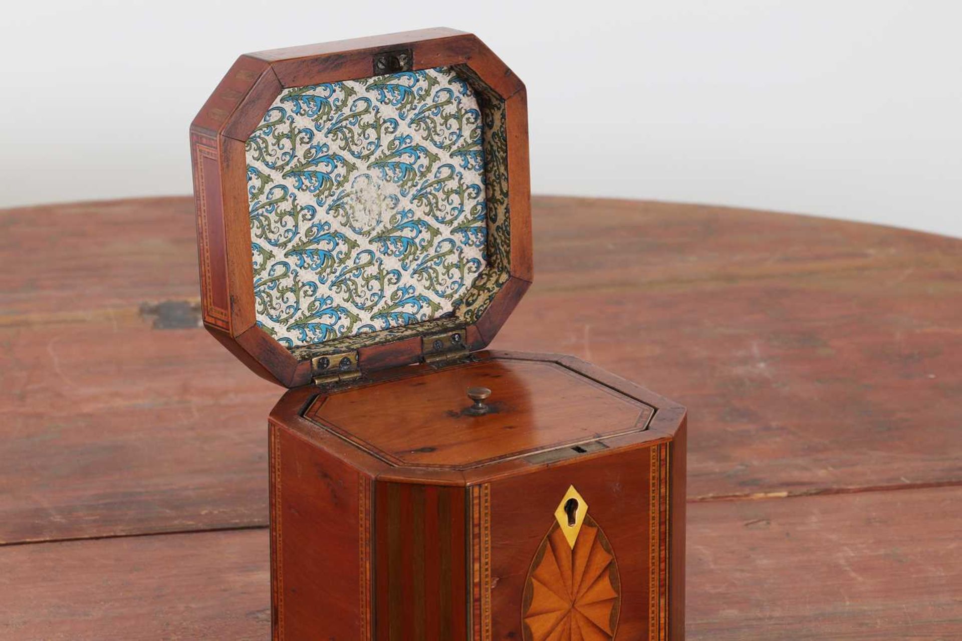 A George III yew wood octagonal tea caddy, - Bild 4 aus 5