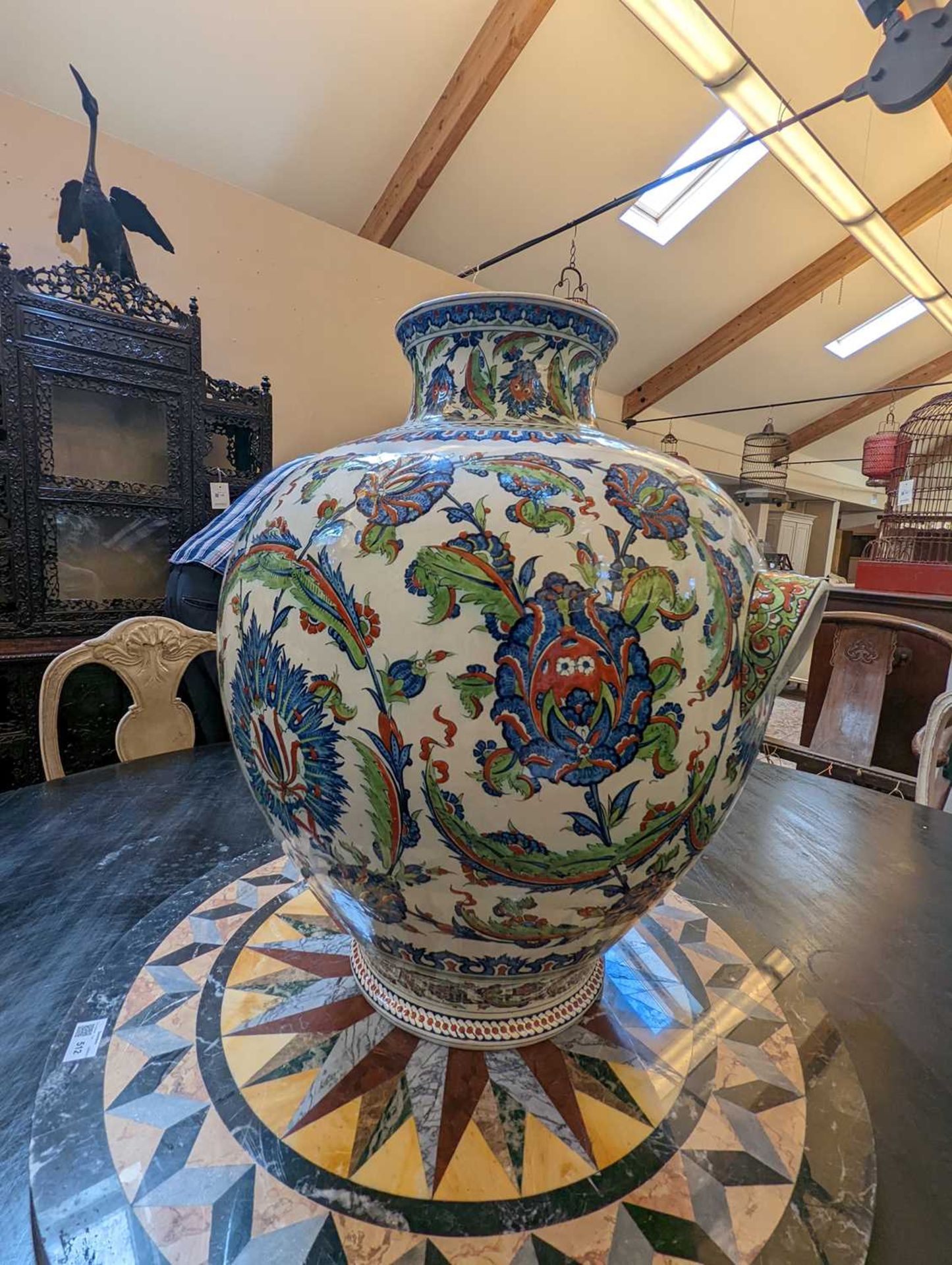 A very large Iznik-style pottery vase by Cantagalli, - Bild 24 aus 30