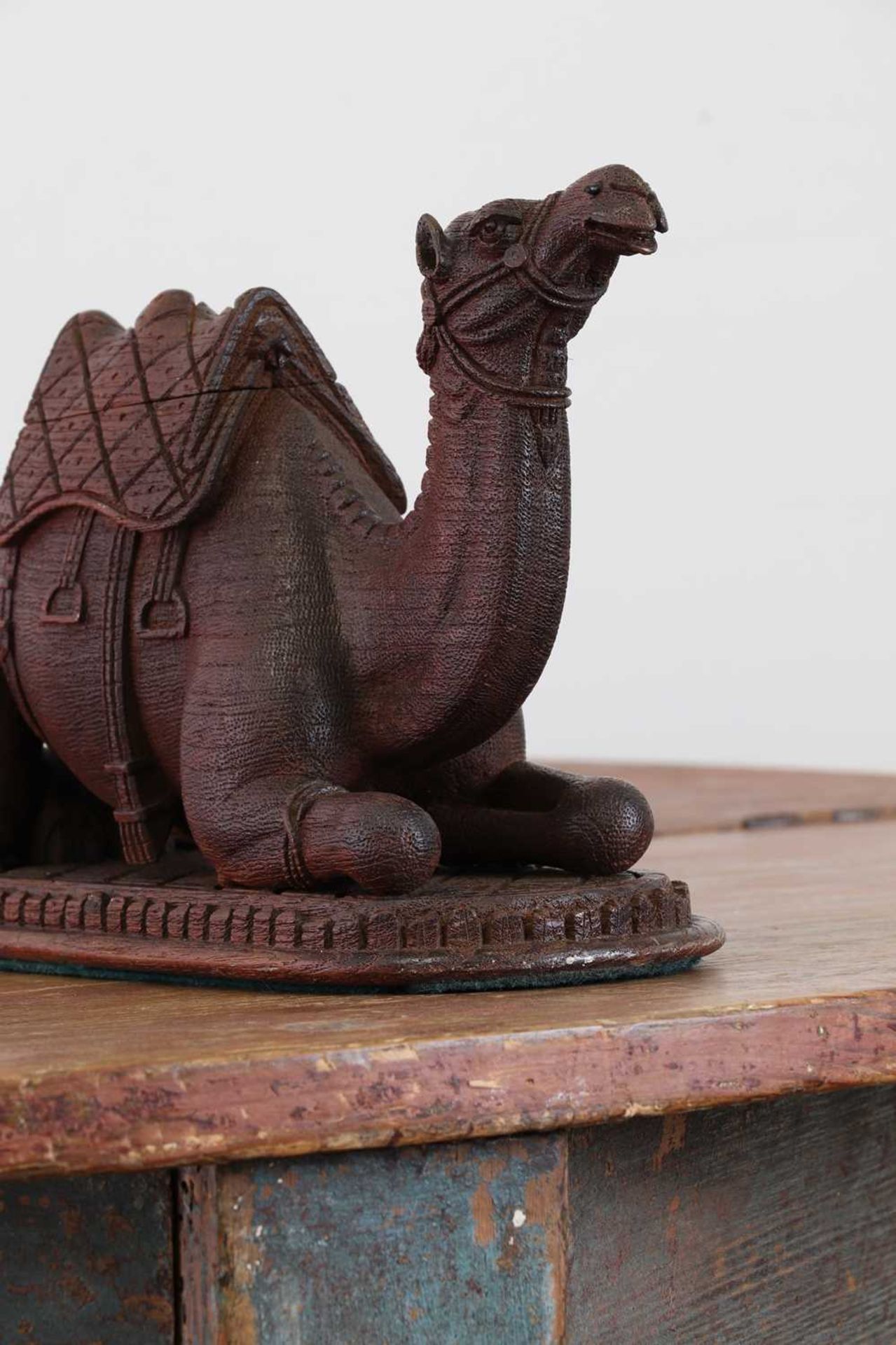 A carved hardwood inkwell in the form of a seated camel, - Bild 6 aus 6