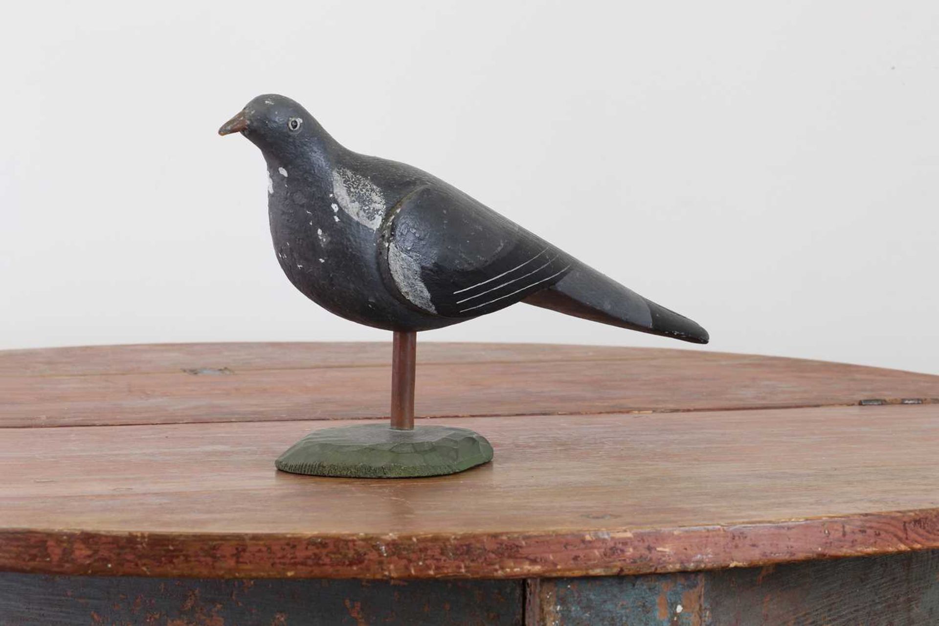 A carved and painted decoy pigeon, - Bild 2 aus 3