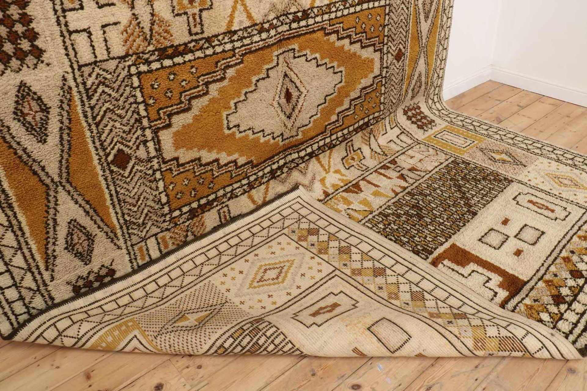 A vintage tribal wool carpet, - Bild 5 aus 5