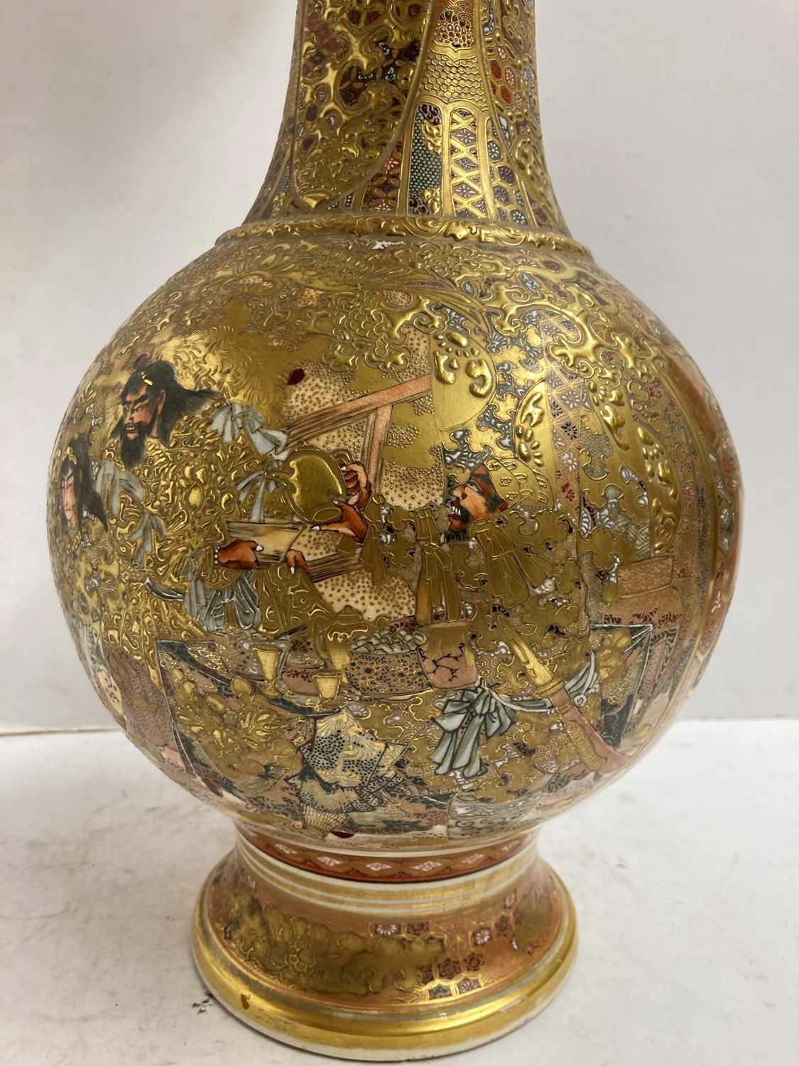 A large Japanese Satsuma ware vase, - Bild 31 aus 37