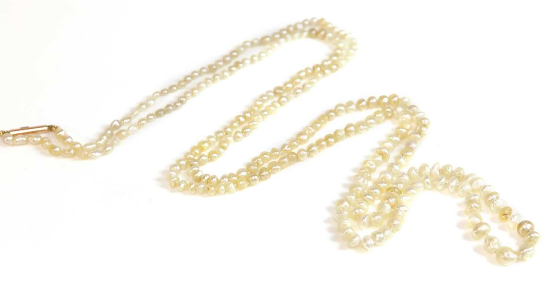 A single row graduated pearl necklace, c.1920,