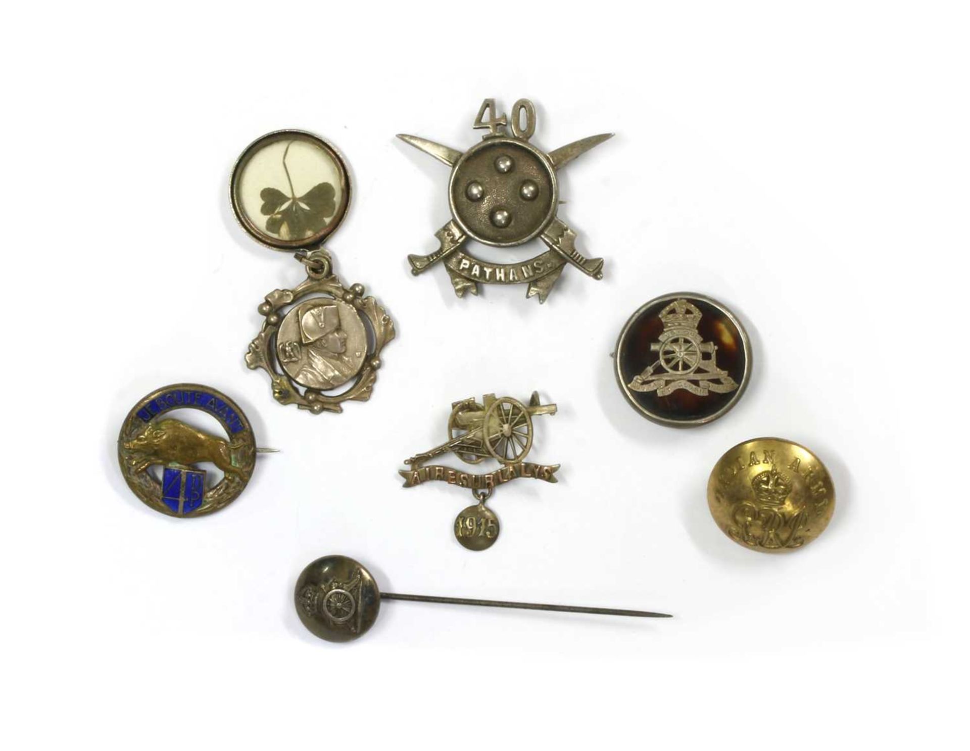 A collection of military brooches and buttons, - Bild 2 aus 2