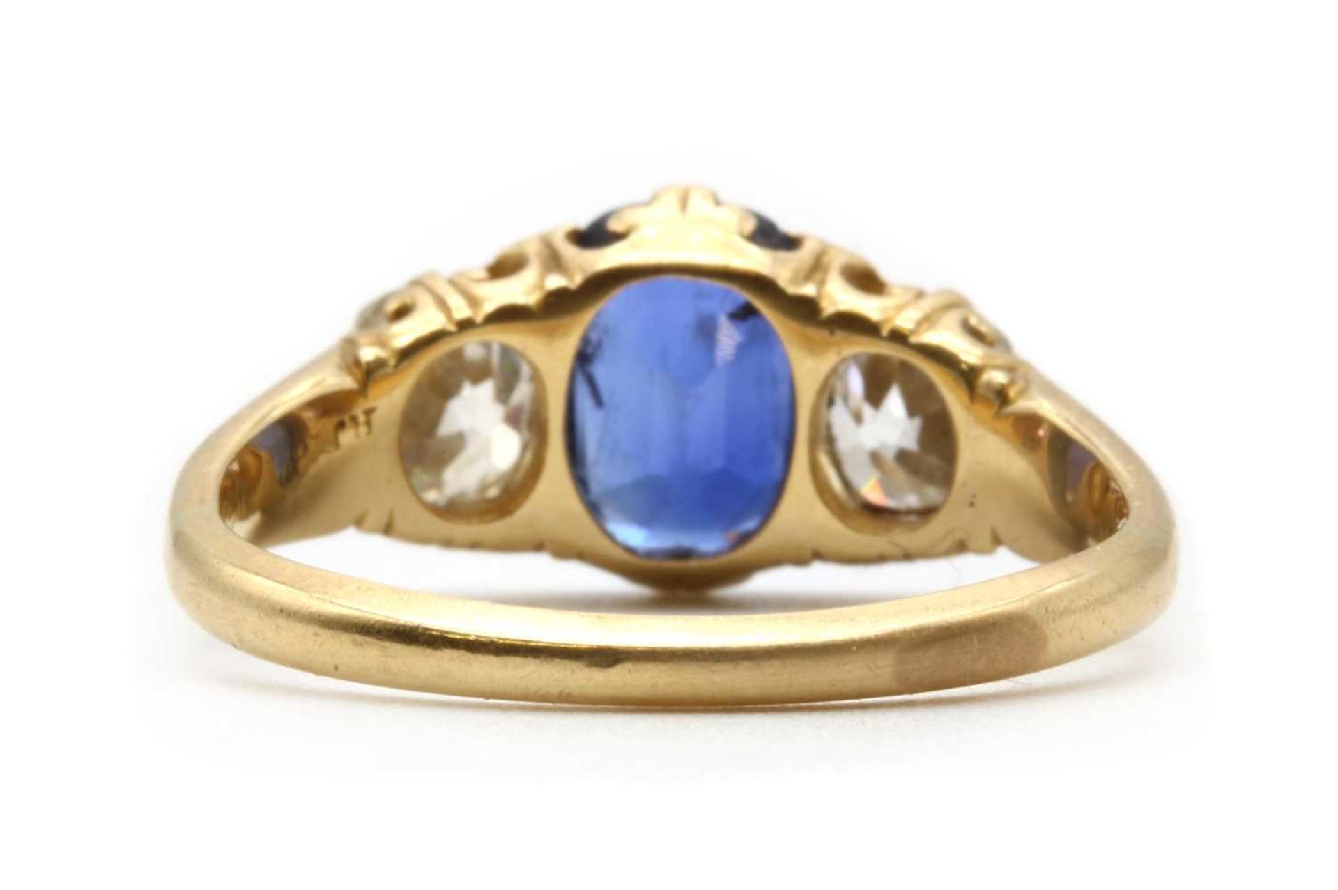 A gold sapphire and diamond three stone ring, - Bild 3 aus 3