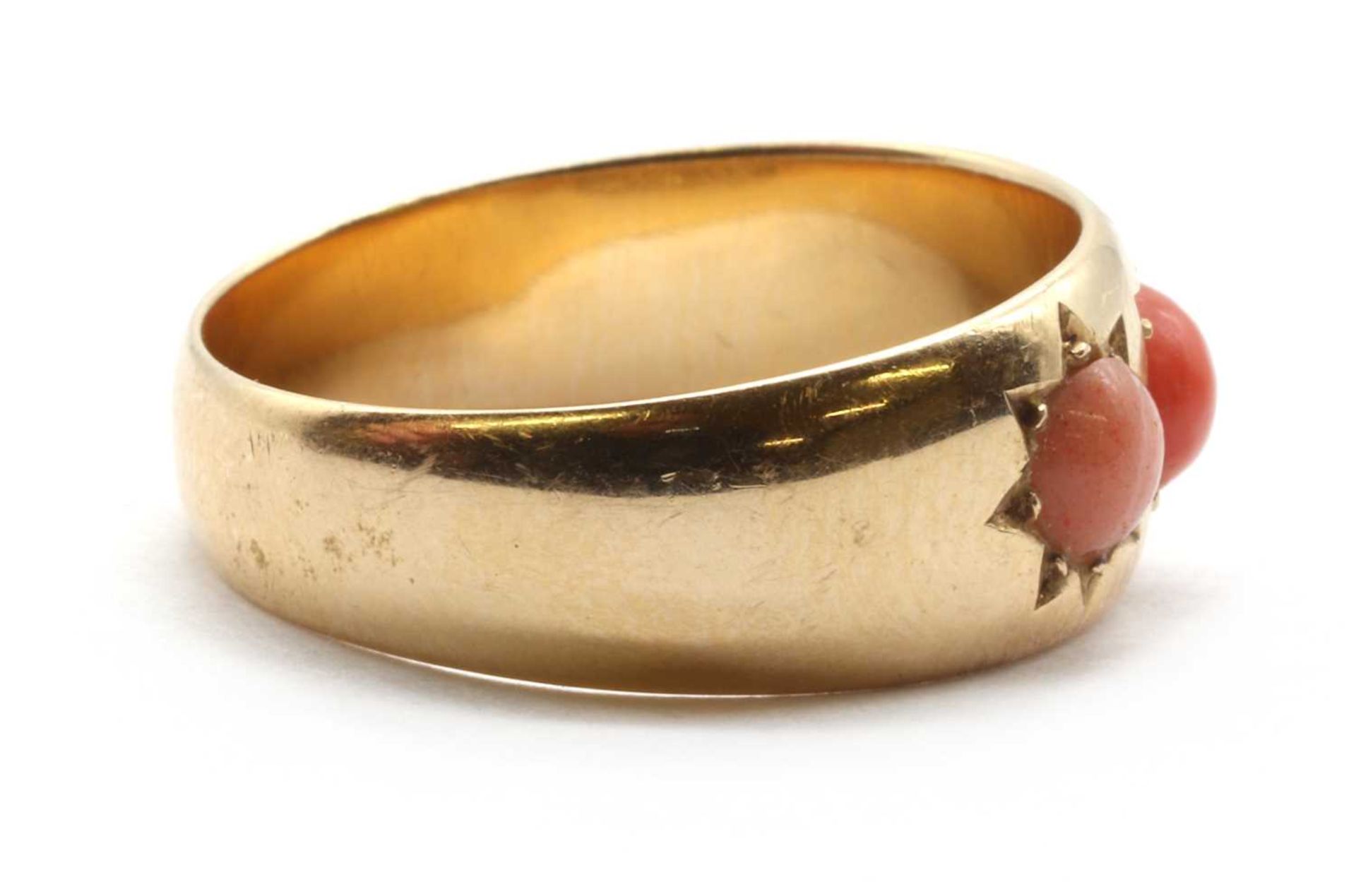 A gold three stone cabochon ring, - Bild 2 aus 3