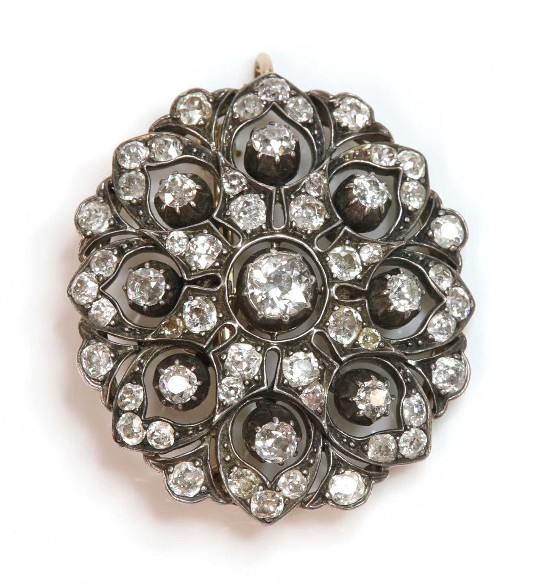 A Victorian diamond set oval cluster brooch/pendant, c.1880, - Bild 2 aus 3