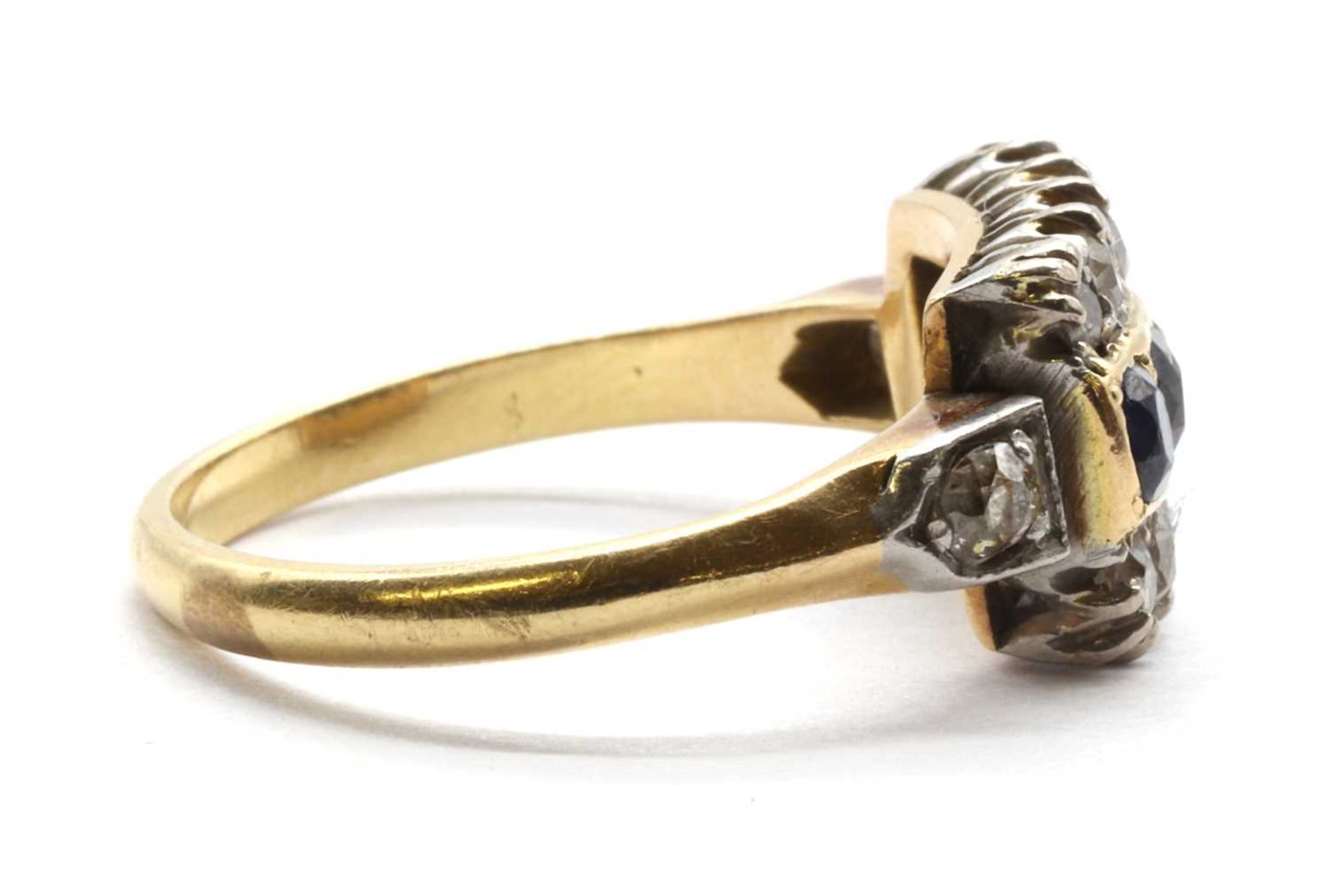 An early 20th century sapphire and diamond ring, - Bild 2 aus 3