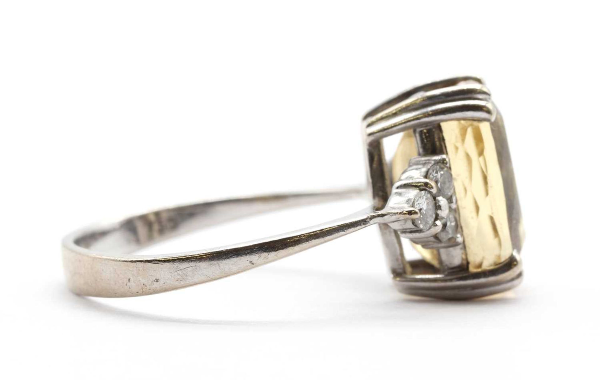 A white gold yellow topaz and diamond ring, - Bild 2 aus 3