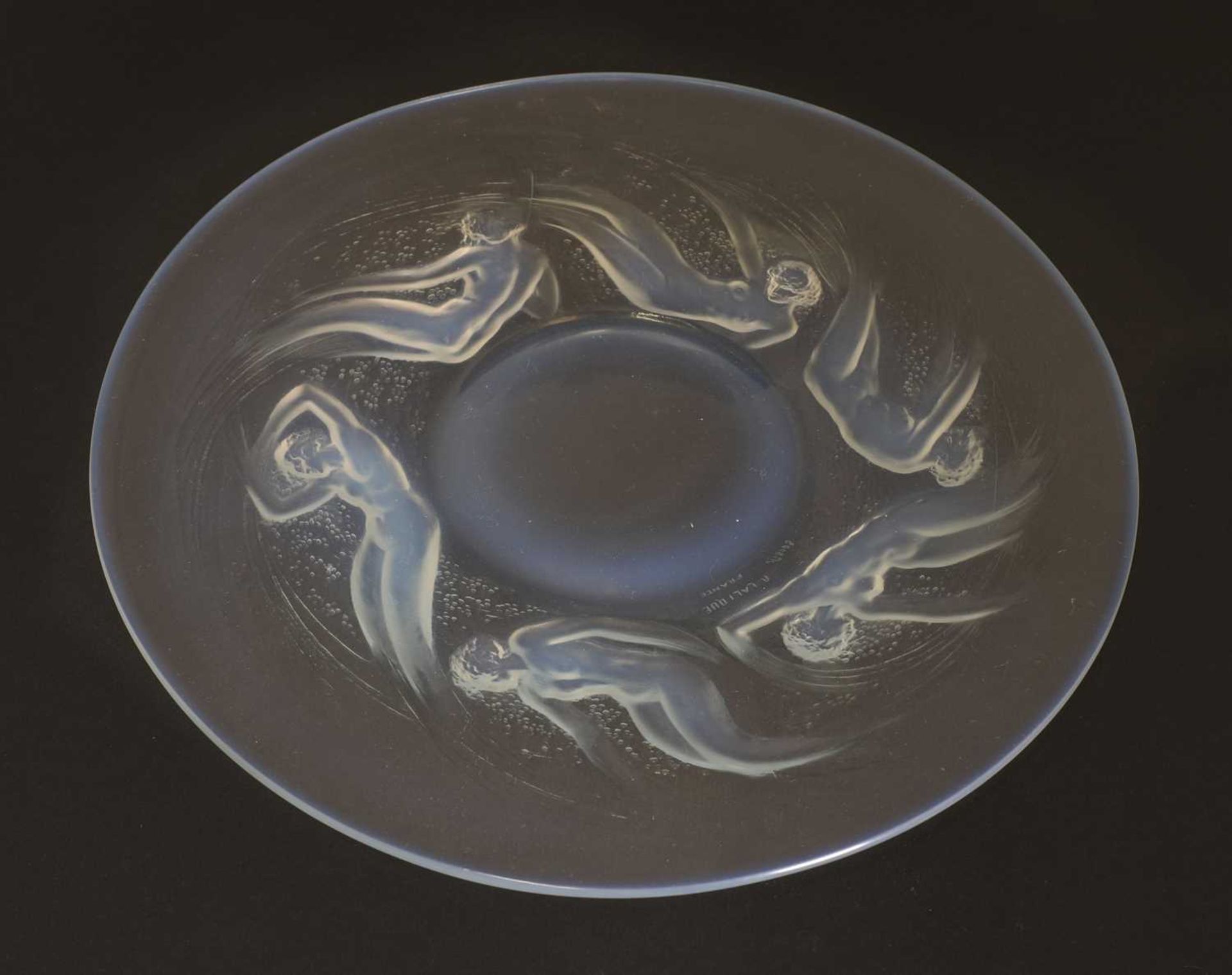 A René Lalique 'Ondines' opalescent glass plate, - Bild 3 aus 4