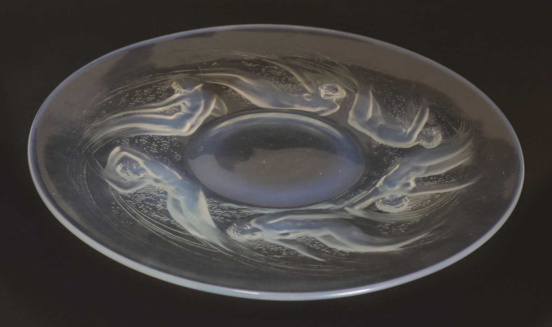 A René Lalique 'Ondines' opalescent glass plate, - Bild 2 aus 4