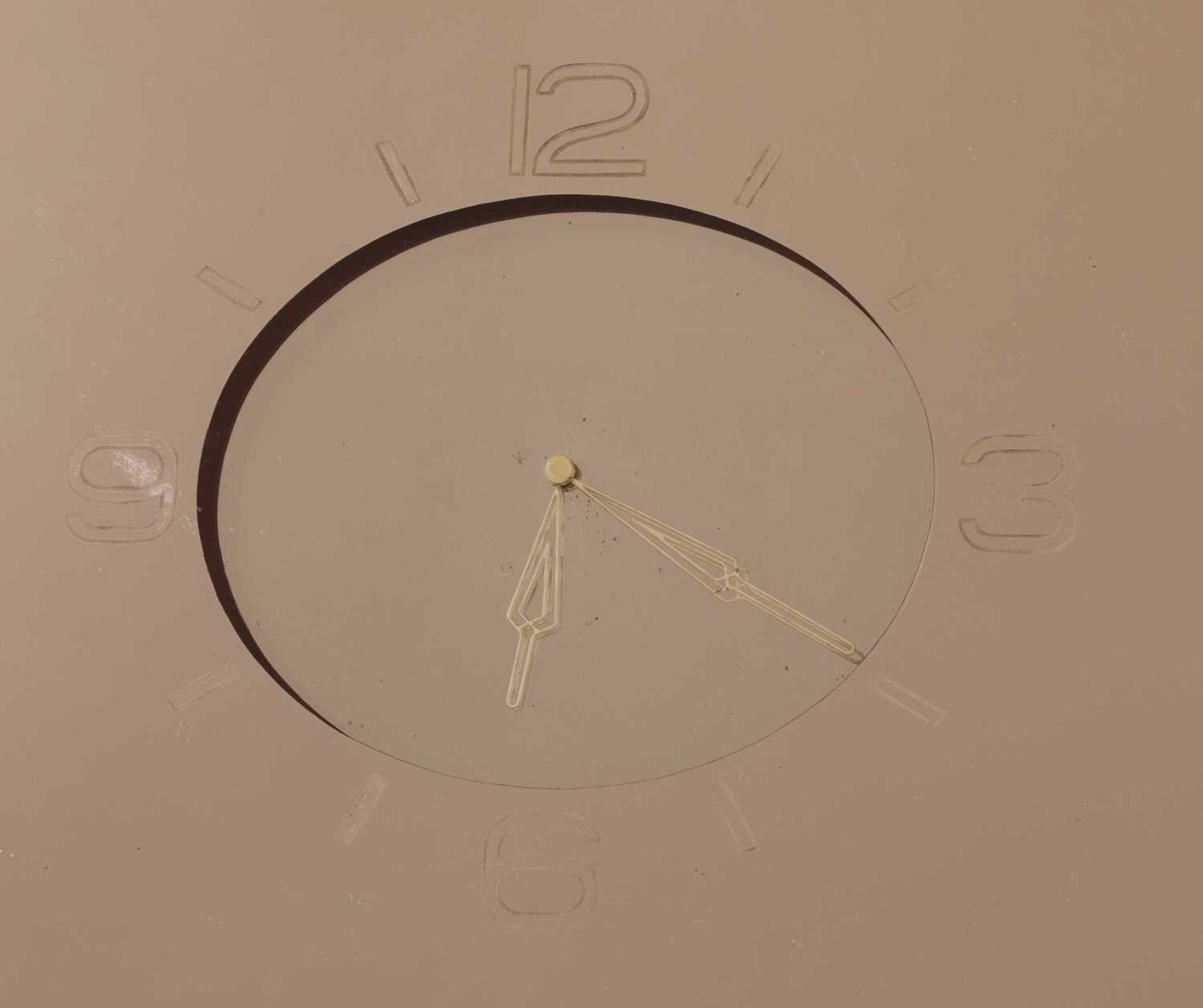 An Art Deco pink-tinted oval mirror clock, - Bild 2 aus 4