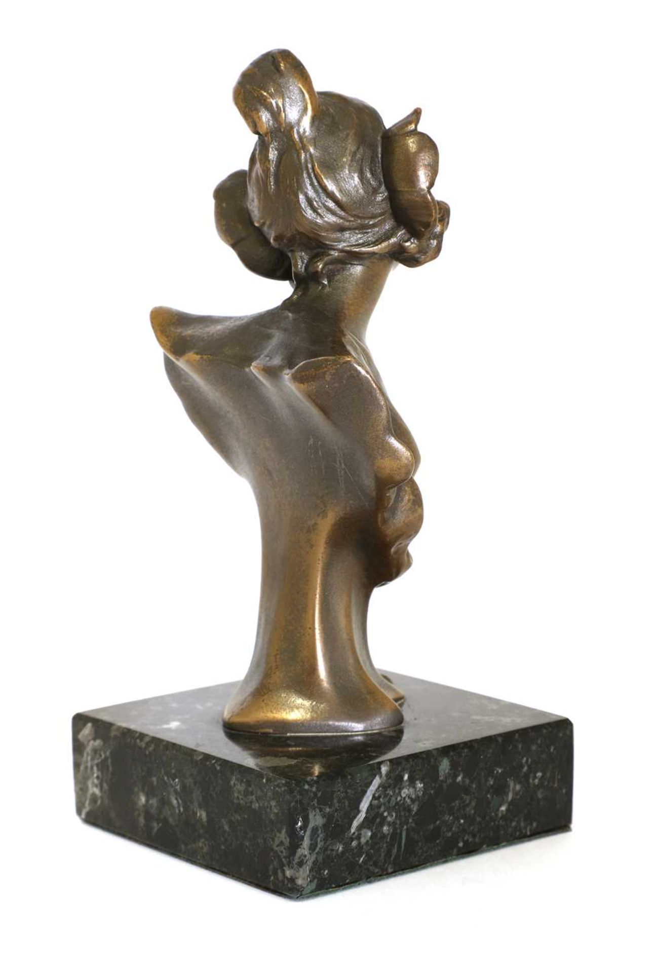An Art Nouveau bronze bust of a lady, - Bild 3 aus 4