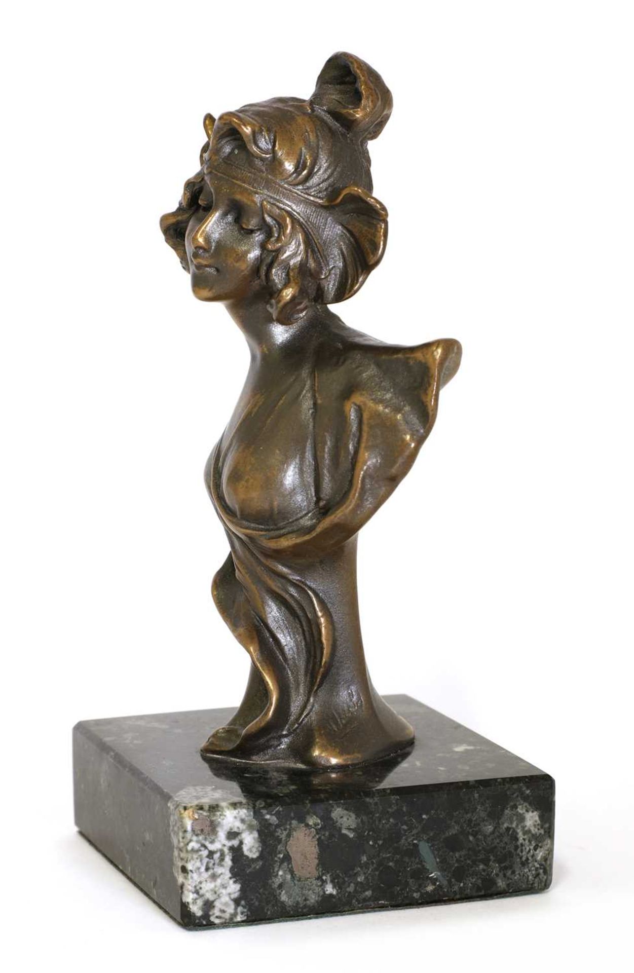 An Art Nouveau bronze bust of a lady, - Bild 2 aus 4