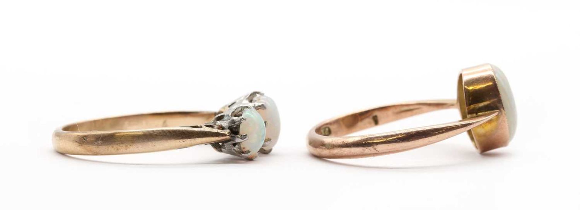 A 9ct gold single stone opal ring, - Bild 2 aus 3