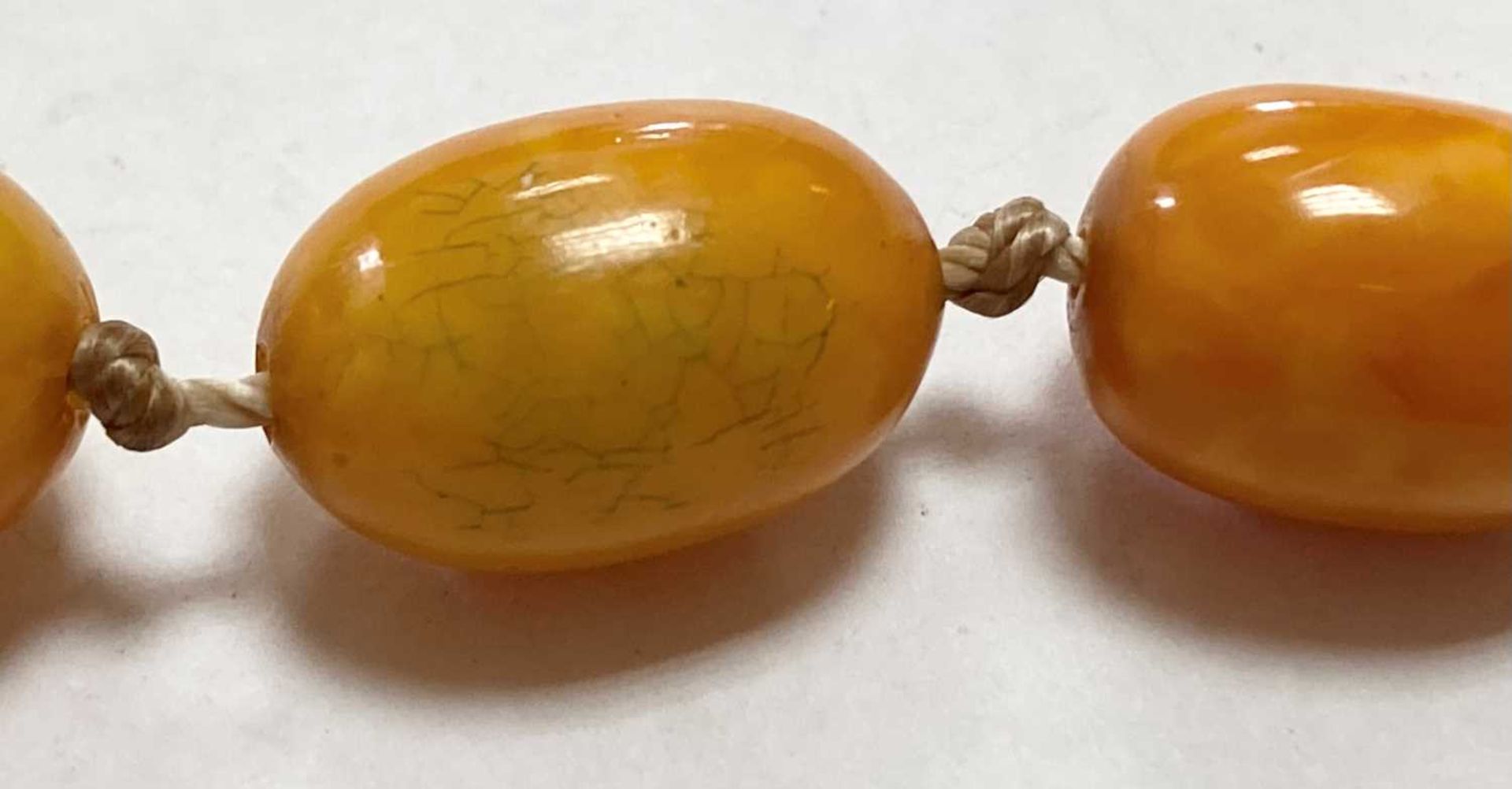 A single row graduated butterscotch amber bead necklace, - Bild 4 aus 12