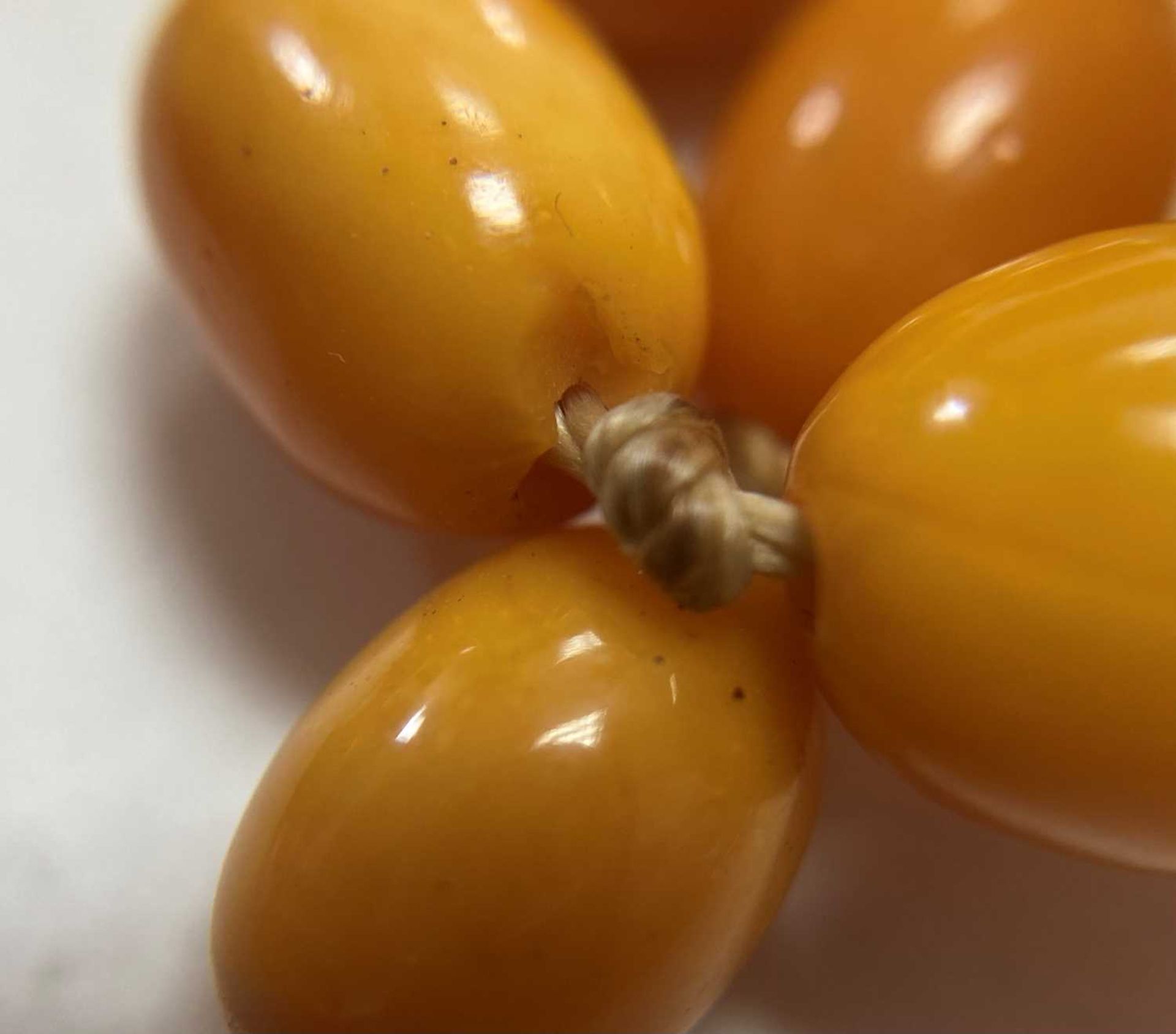 A single row graduated butterscotch amber bead necklace, - Bild 3 aus 12