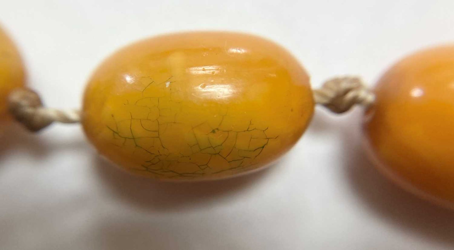 A single row graduated butterscotch amber bead necklace, - Bild 8 aus 12